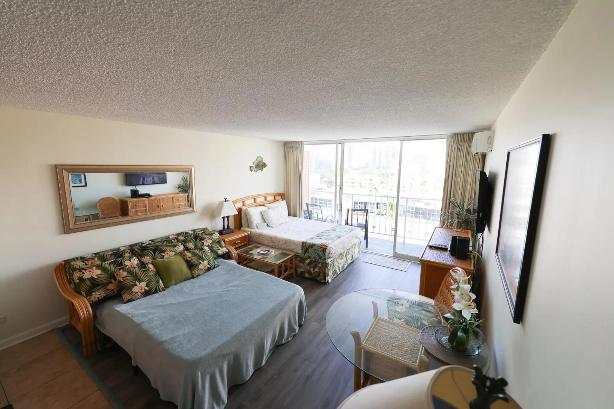 Tropical Studios at Marine Surf Waikiki - FREE PARKING - BEST LOCATION - FULL KITCHEN - SWIMMING POOL