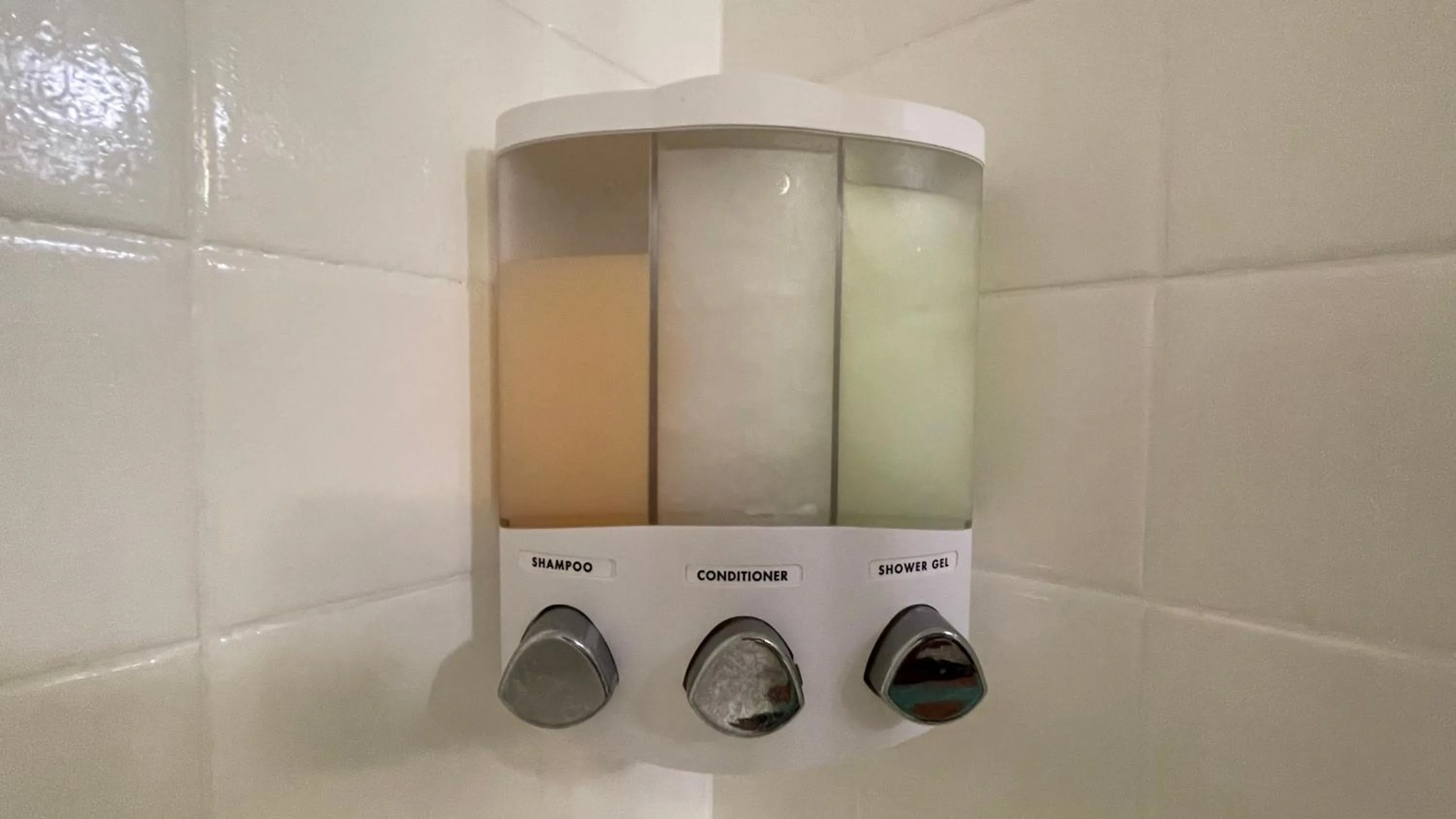 Tropical Studios at Marine Surf Waikiki - FREE PARKING - BEST LOCATION - FULL KITCHEN - SWIMMING POOL