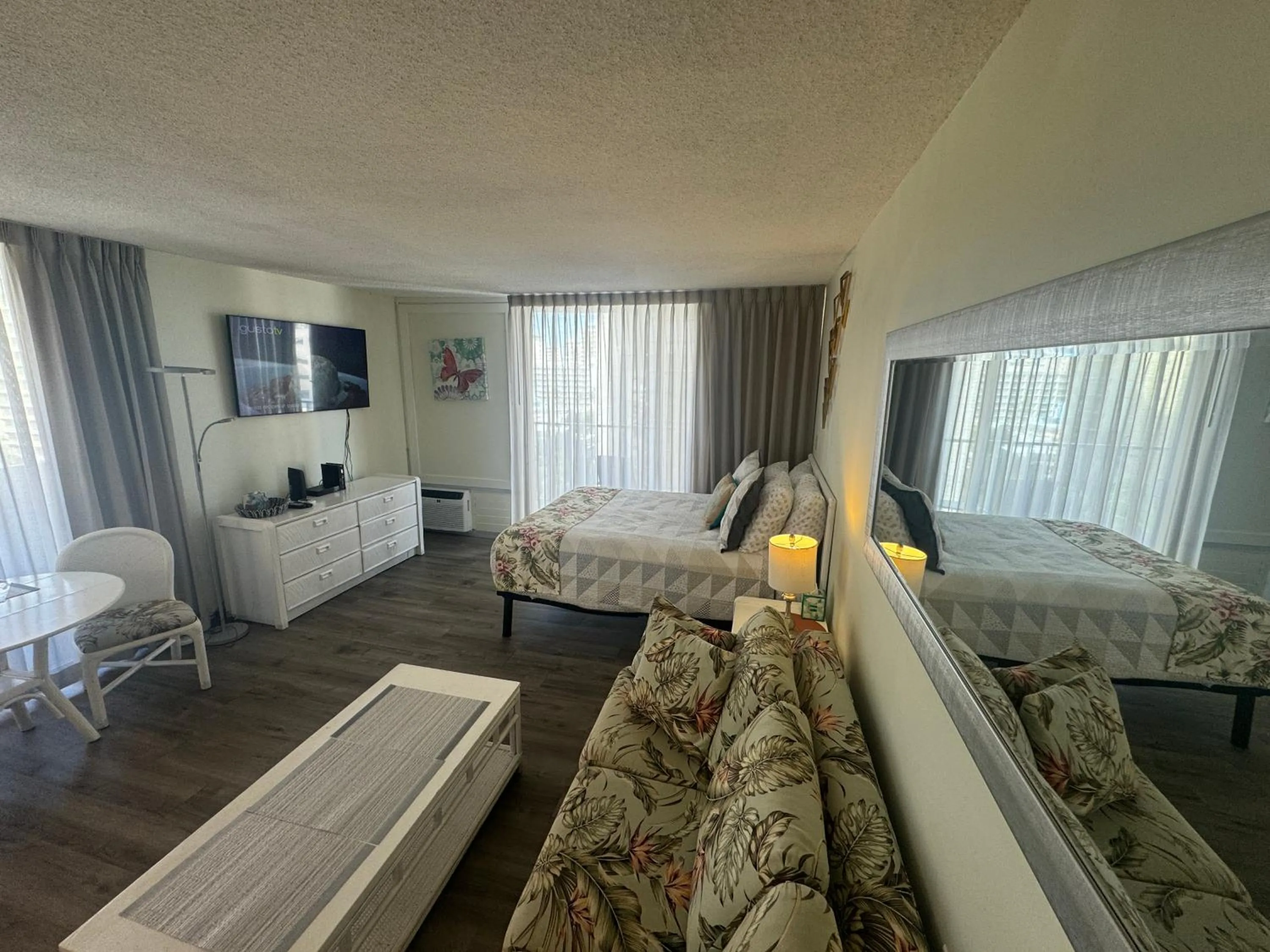 Tropical Studios at Marine Surf Waikiki - FREE PARKING - BEST LOCATION - FULL KITCHEN - SWIMMING POOL