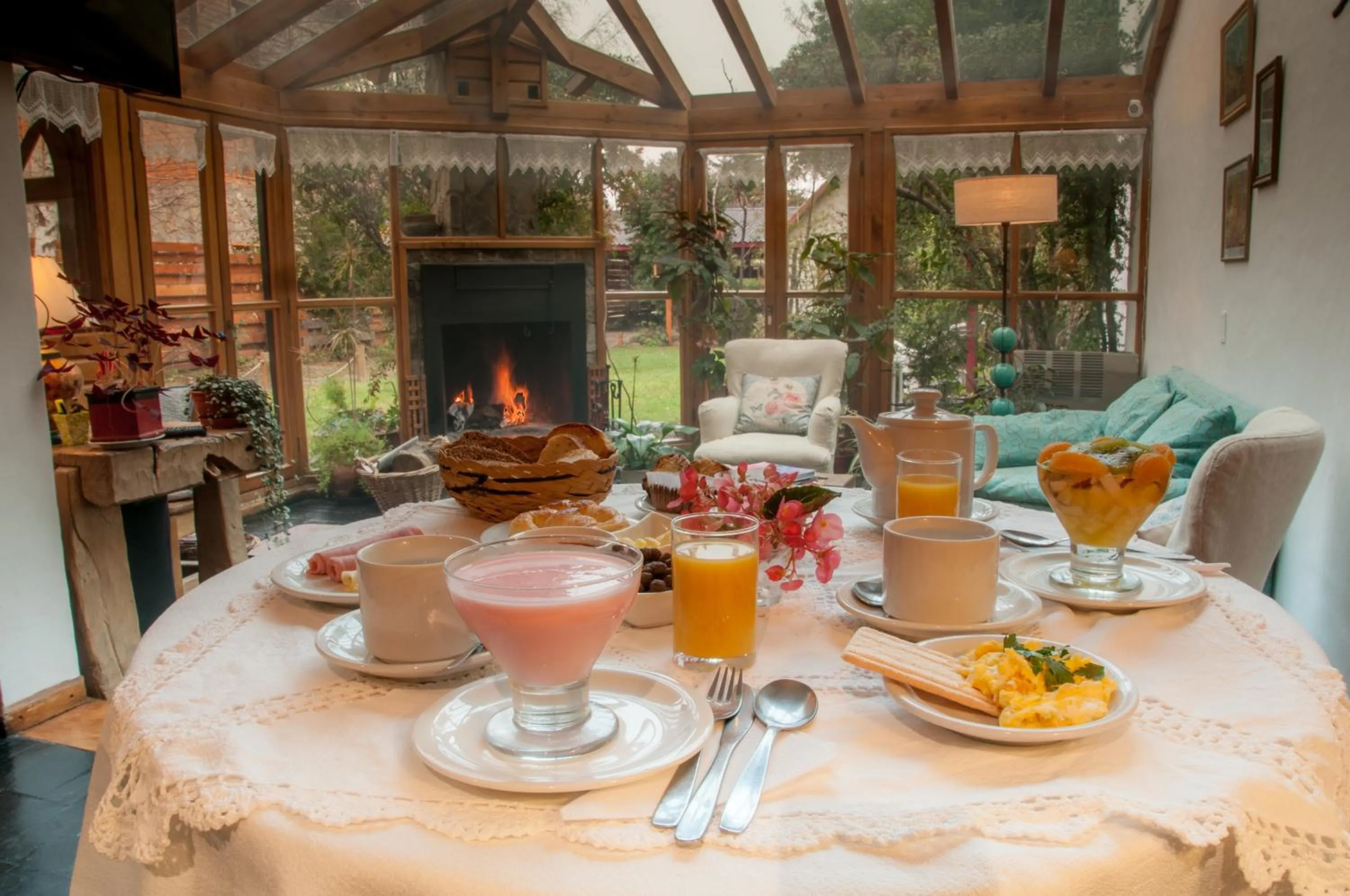 Communal lounge/ TV room in Hostería El Arbol Duende