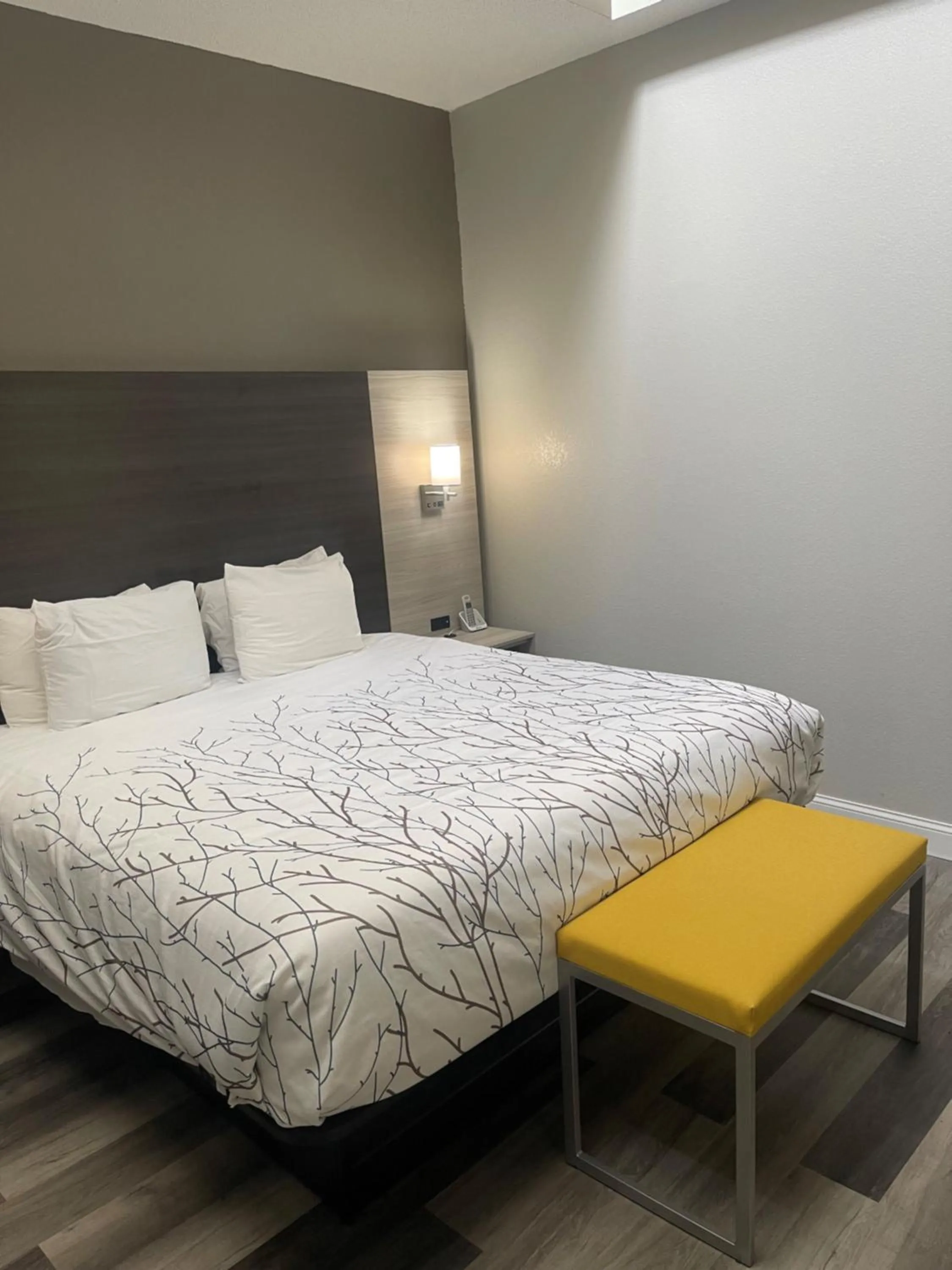 Bed in HomeTown Inn and Suites Belle Plaine