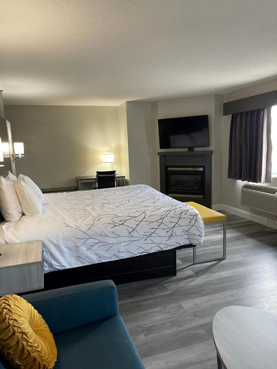 Bed in HomeTown Inn and Suites Belle Plaine