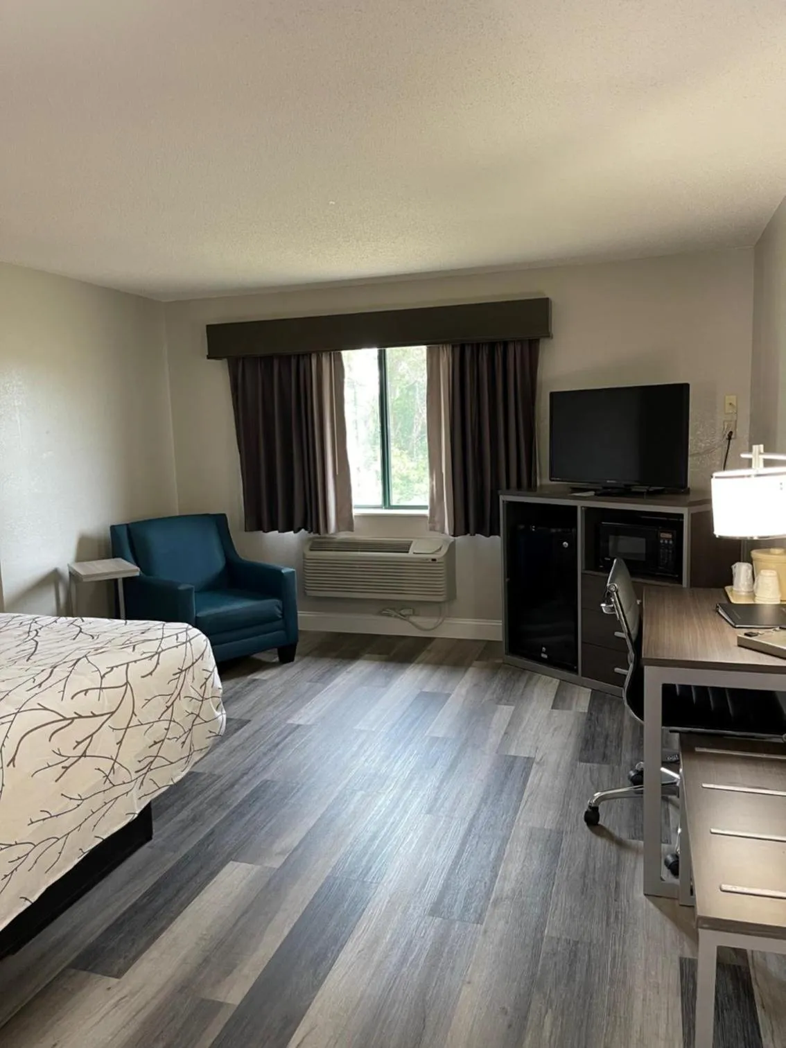 Bed in HomeTown Inn and Suites Belle Plaine