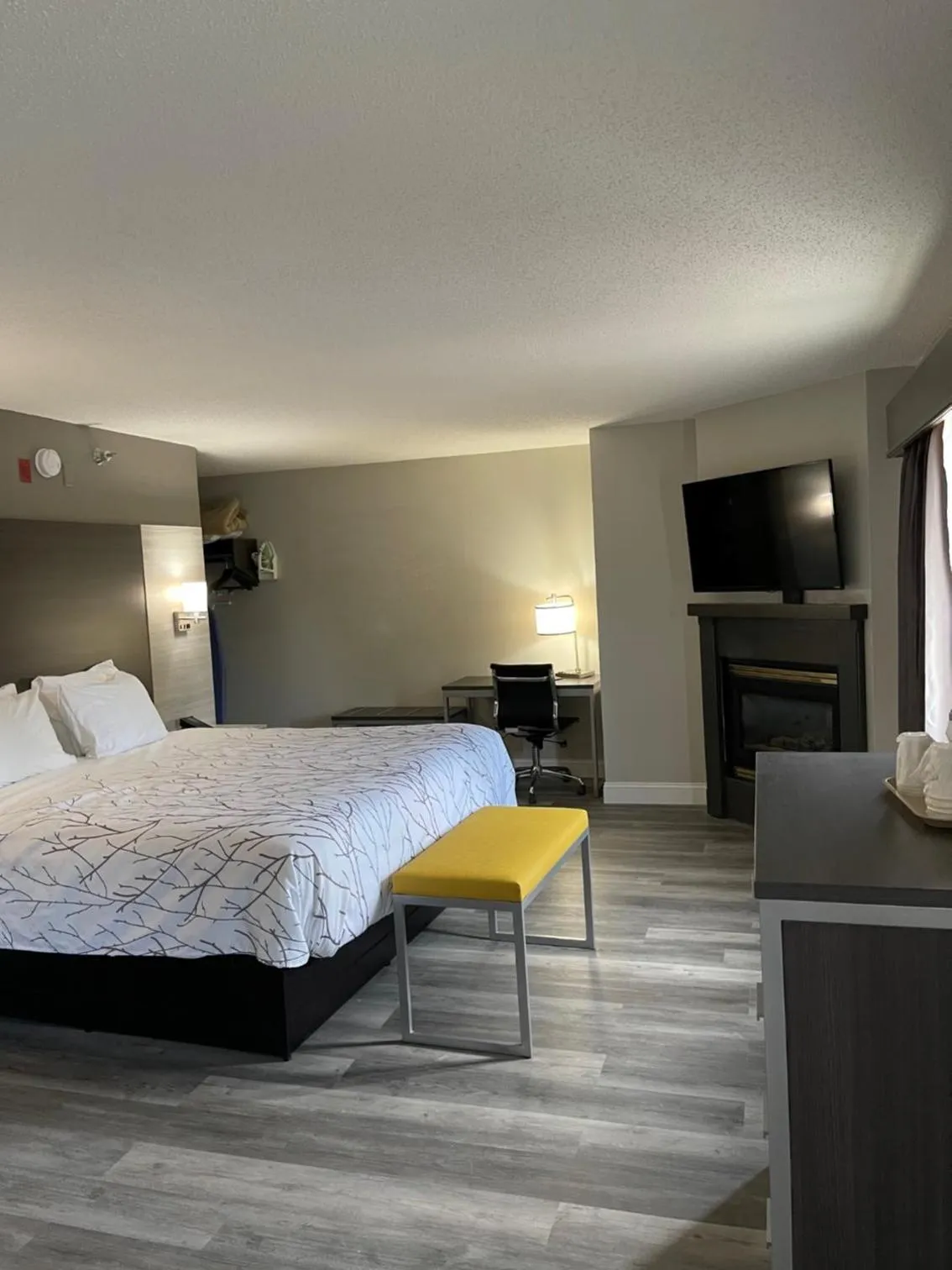 Bed in HomeTown Inn and Suites Belle Plaine