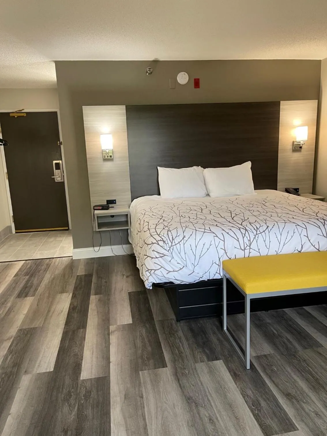 Bed in HomeTown Inn and Suites Belle Plaine