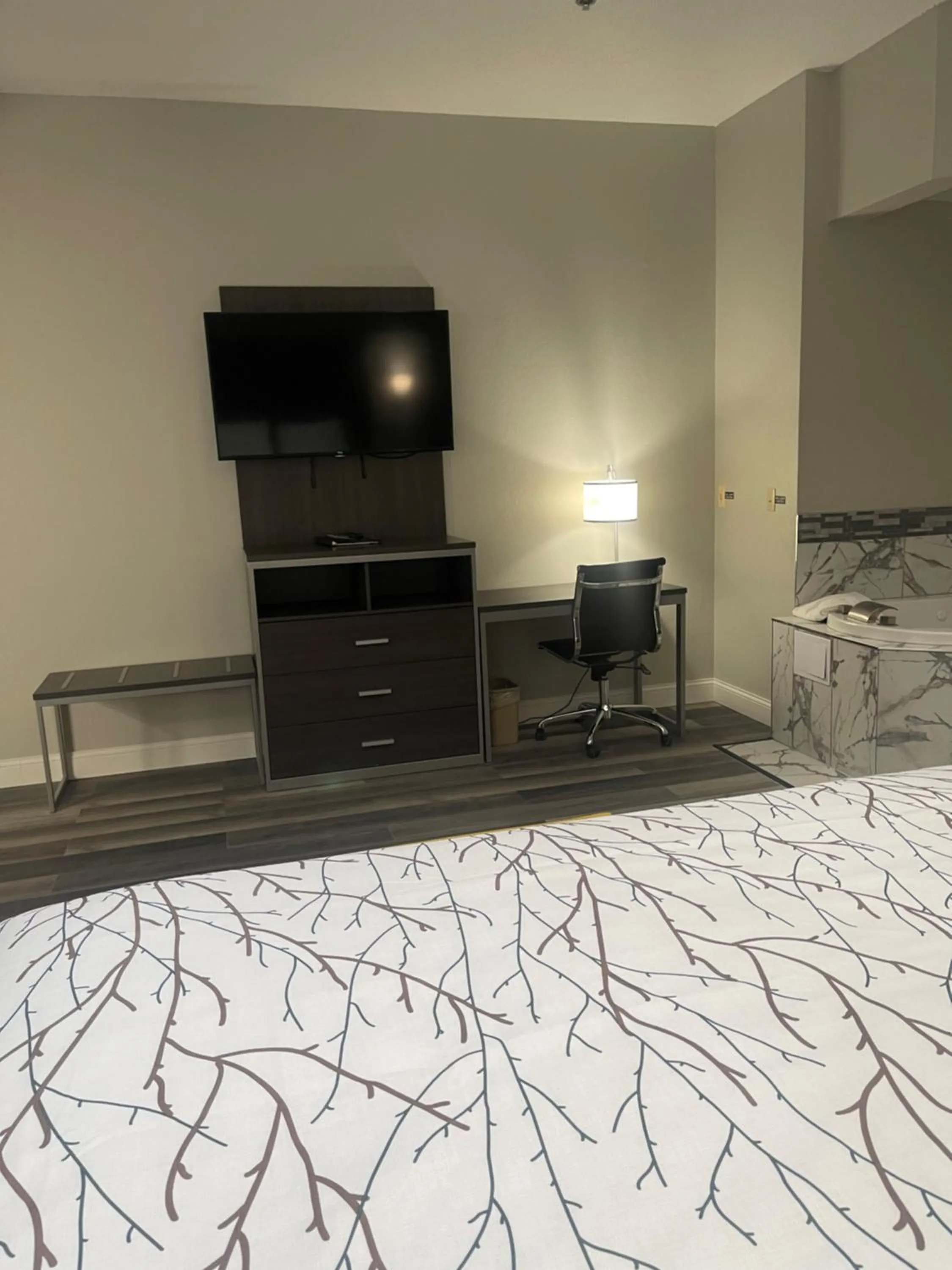 Bed in HomeTown Inn and Suites Belle Plaine