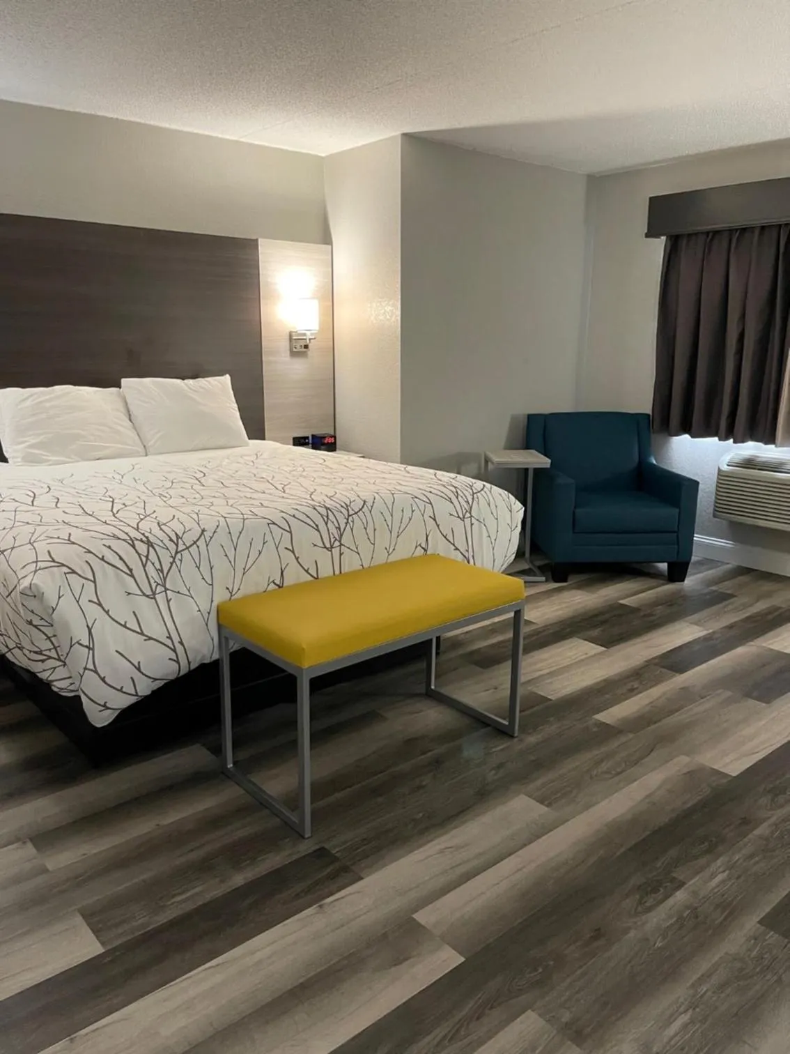 Bed in HomeTown Inn and Suites Belle Plaine