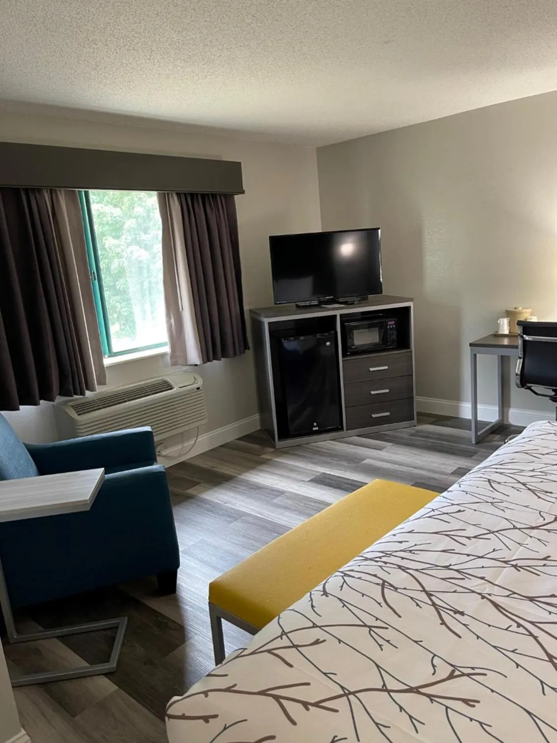 Bed in HomeTown Inn and Suites Belle Plaine