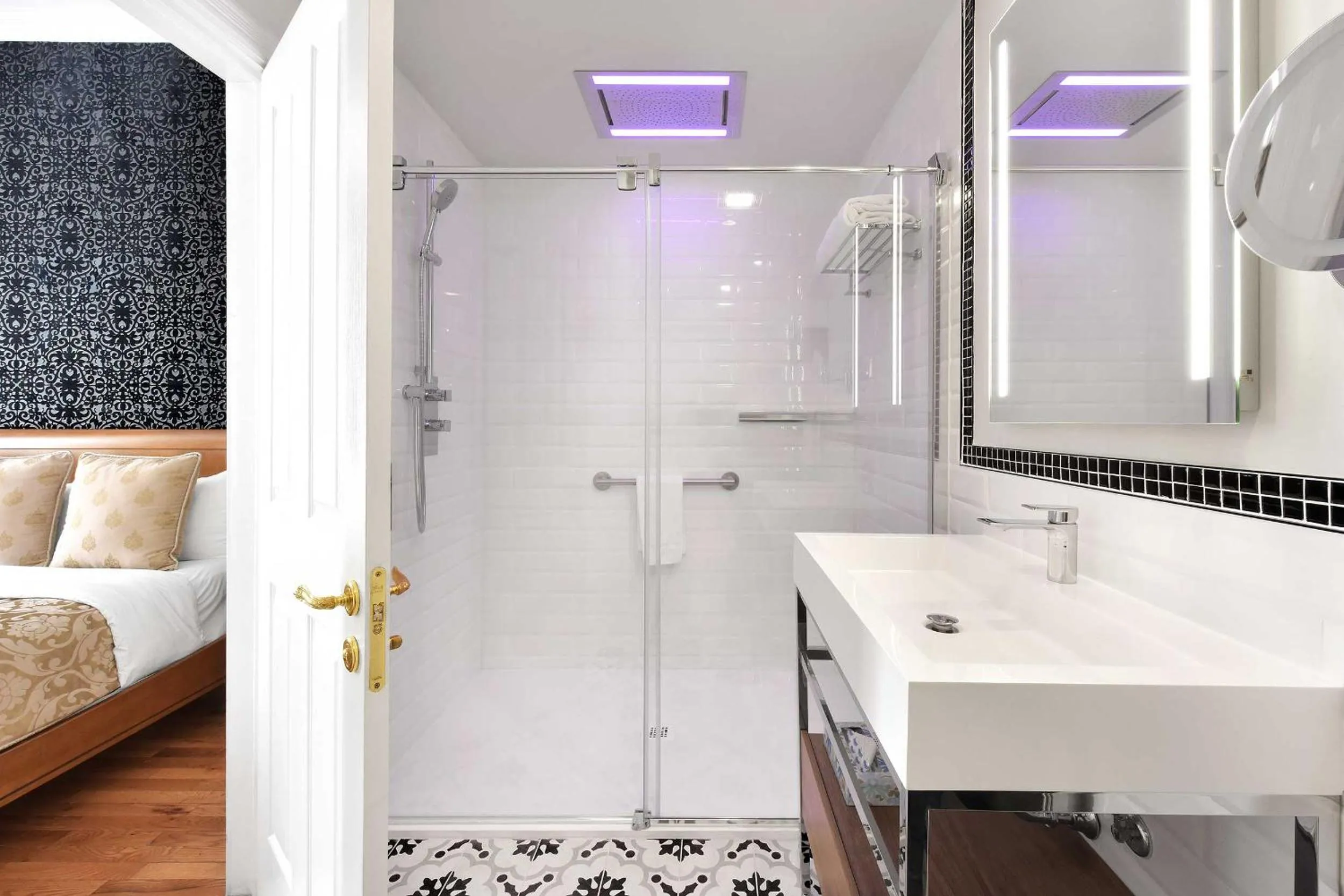 Bathroom, Bed in Hotel Bonaparte