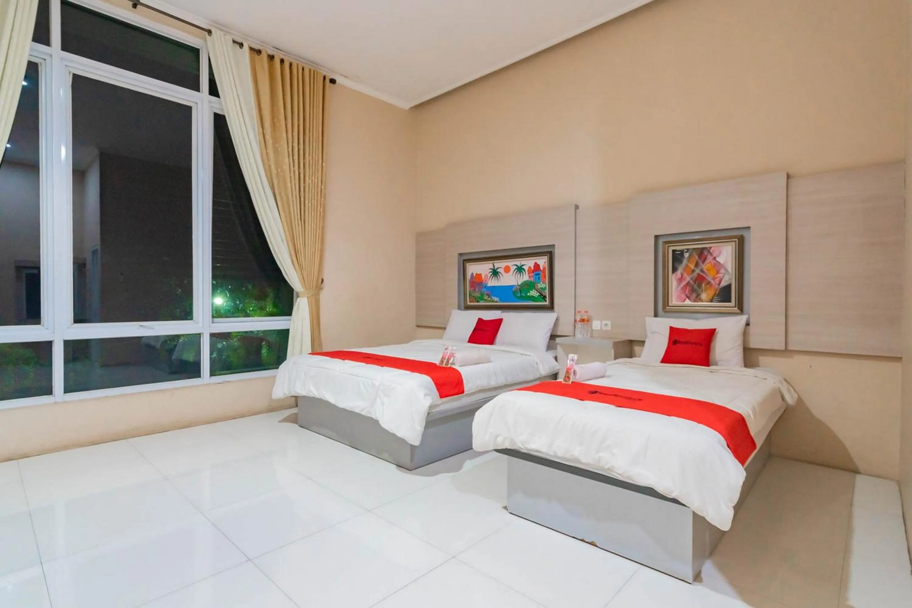 Bed in RedDoorz Resort Premium @ Sangkan Hurip Kuningan