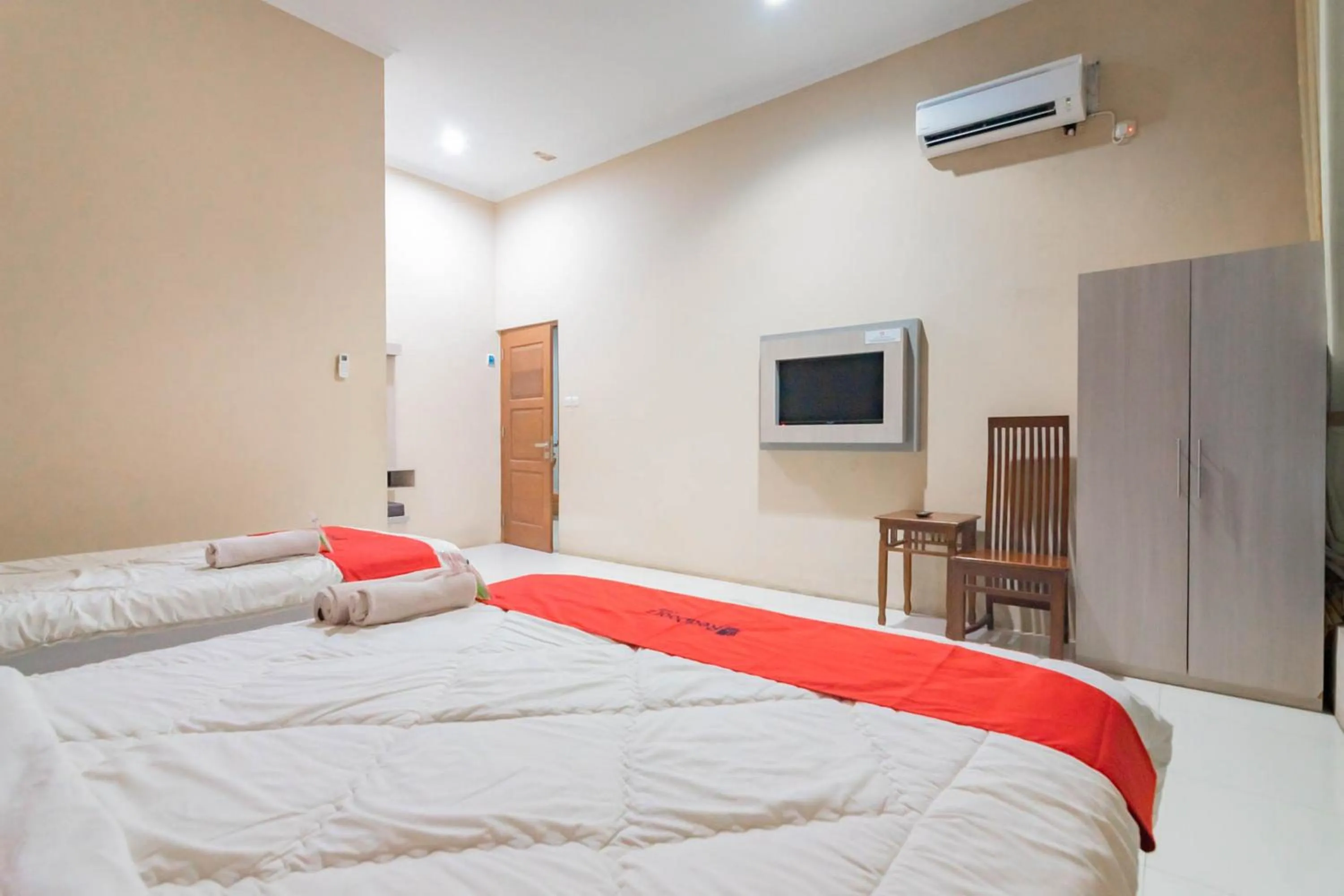 Bed in RedDoorz Resort Premium @ Sangkan Hurip Kuningan