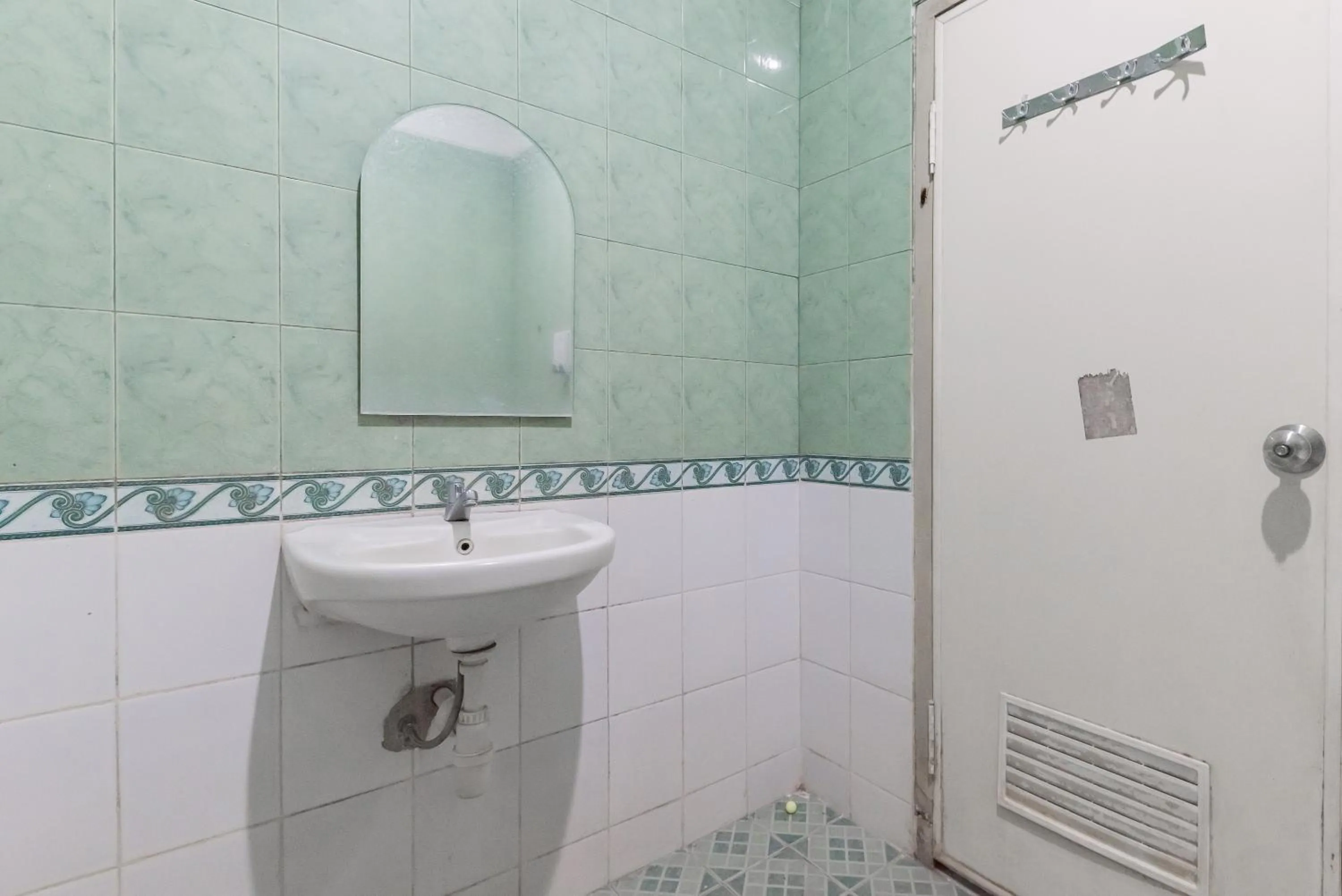 Bathroom in RedDoorz Resort Premium @ Sangkan Hurip Kuningan