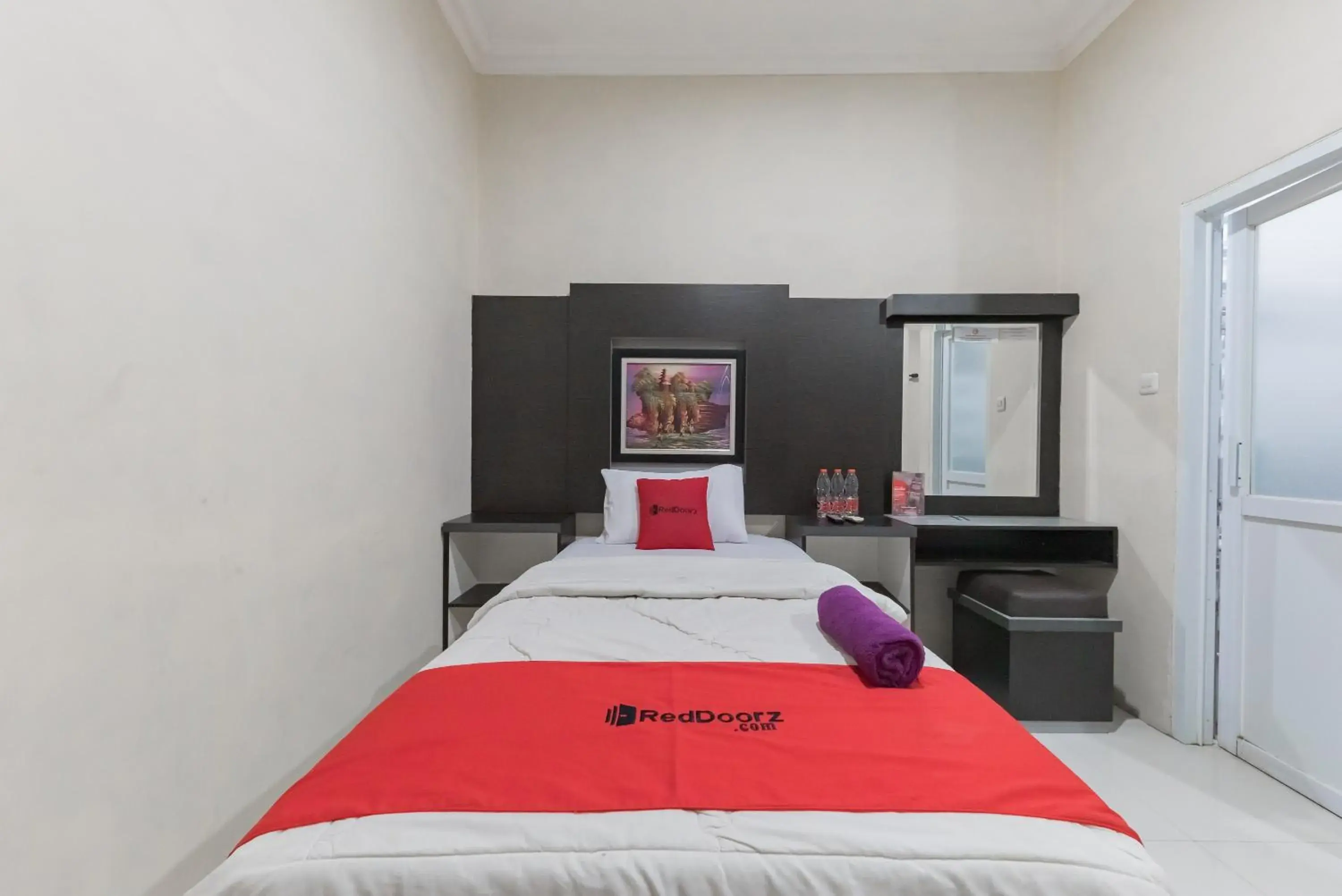 Bed in RedDoorz Resort Premium @ Sangkan Hurip Kuningan Bed in RedDoorz Resort Premium @ Sangkan Hurip Kuningan