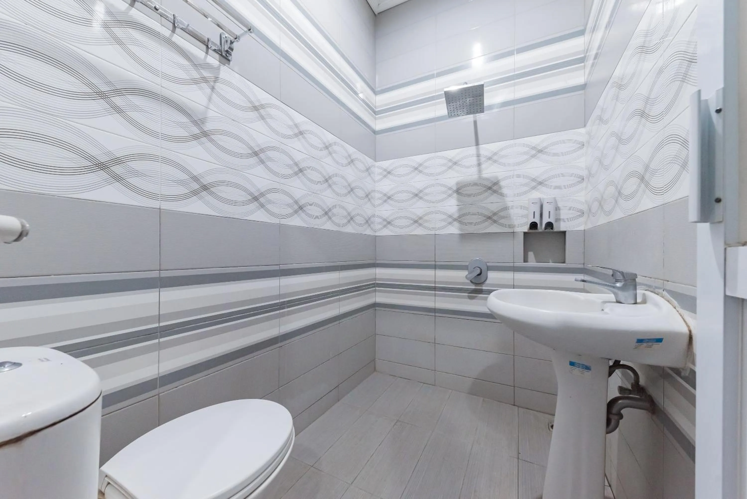 Bathroom in RedDoorz Resort Premium @ Sangkan Hurip Kuningan