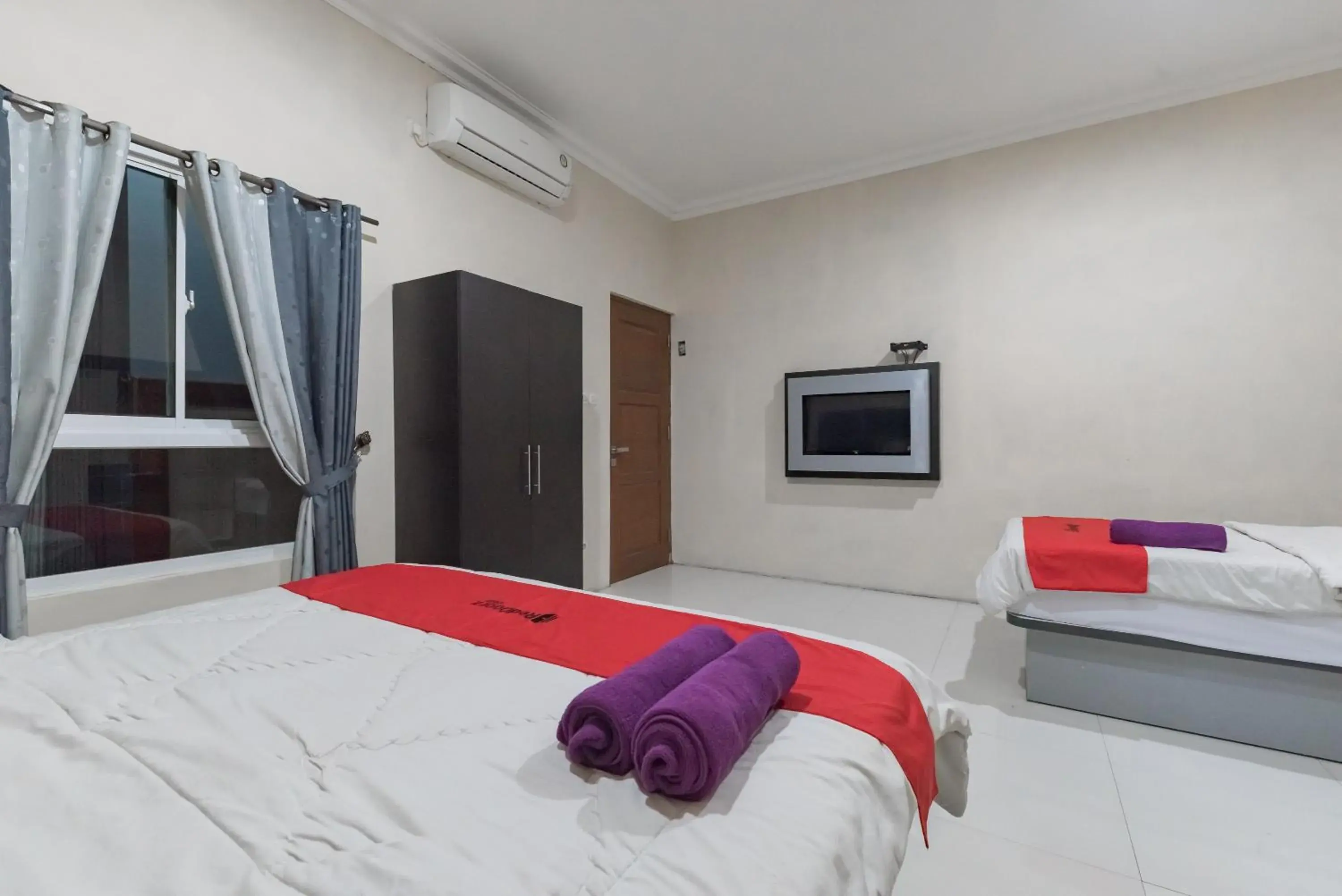 Bed in RedDoorz Resort Premium @ Sangkan Hurip Kuningan Bed in RedDoorz Resort Premium @ Sangkan Hurip Kuningan