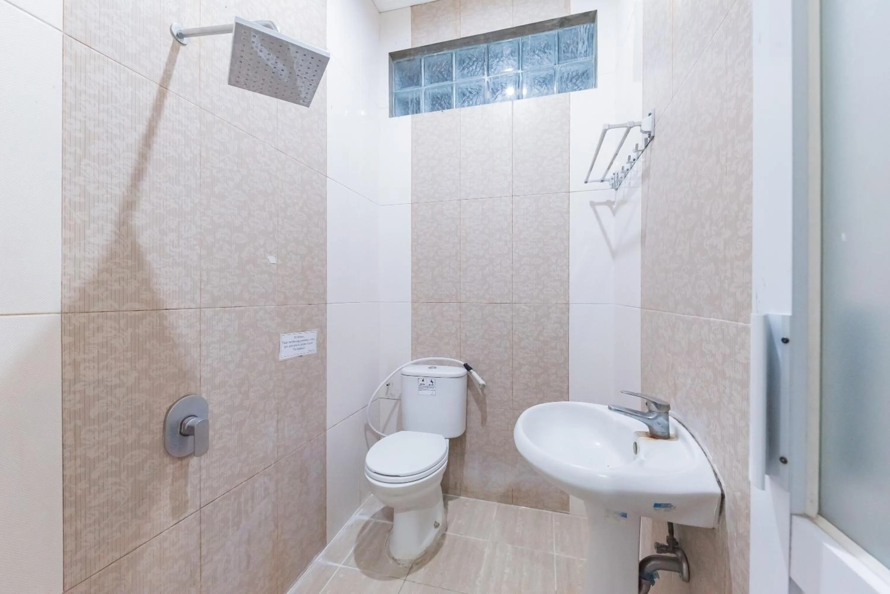 Bathroom in RedDoorz Resort Premium @ Sangkan Hurip Kuningan