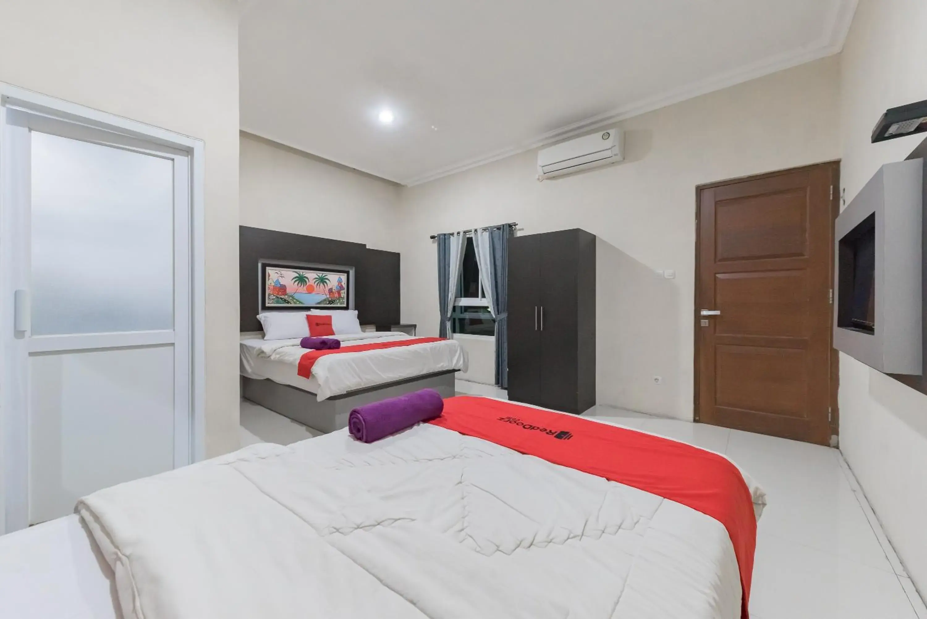 Bed in RedDoorz Resort Premium @ Sangkan Hurip Kuningan Bed in RedDoorz Resort Premium @ Sangkan Hurip Kuningan