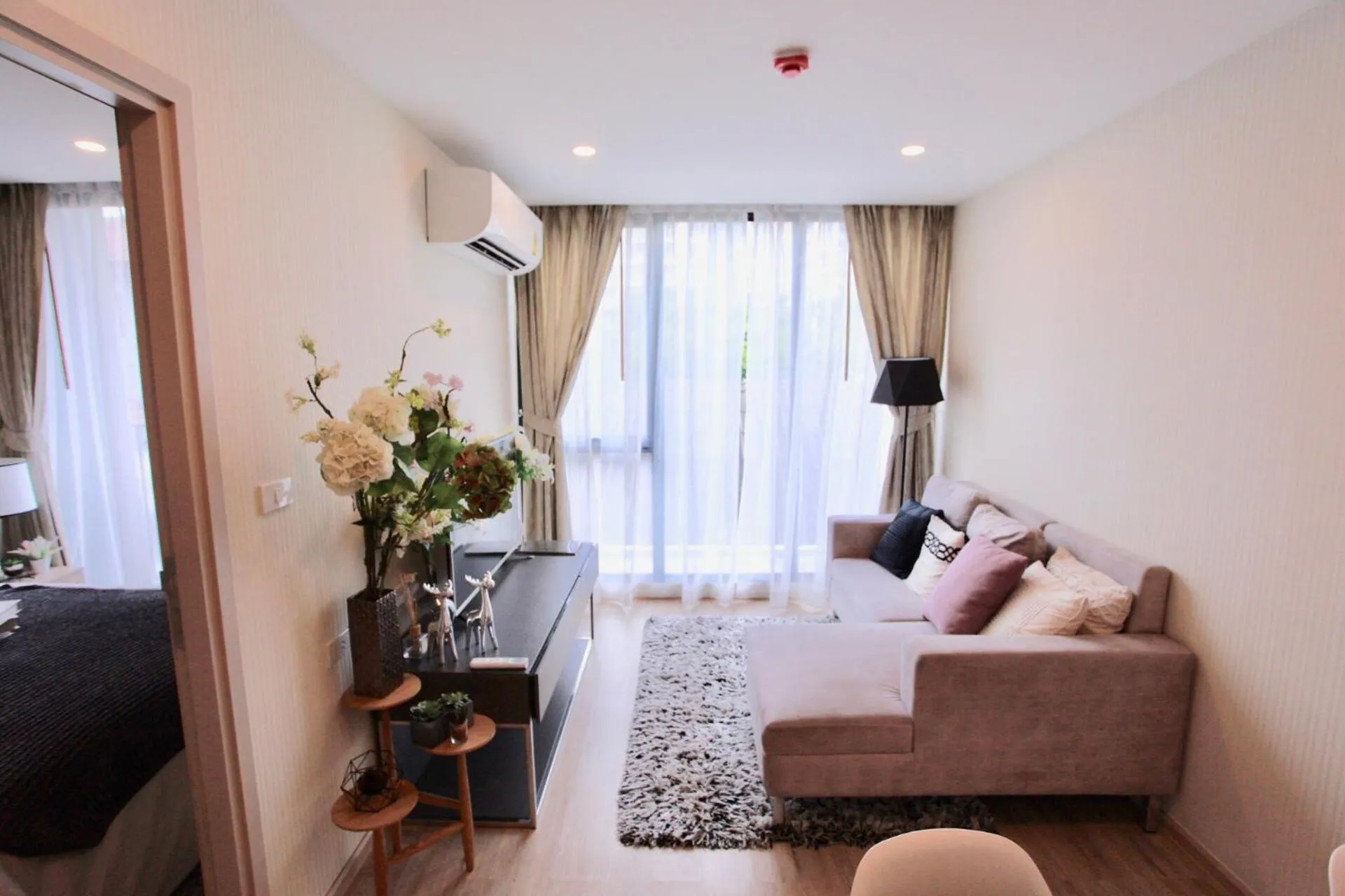 Living room, Bed in Comfy Condo On Nut