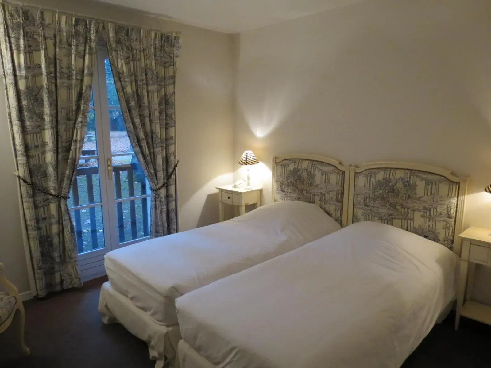 Twin Room in Hostellerie Du Royal Lieu Twin Room in Hostellerie Du Royal Lieu