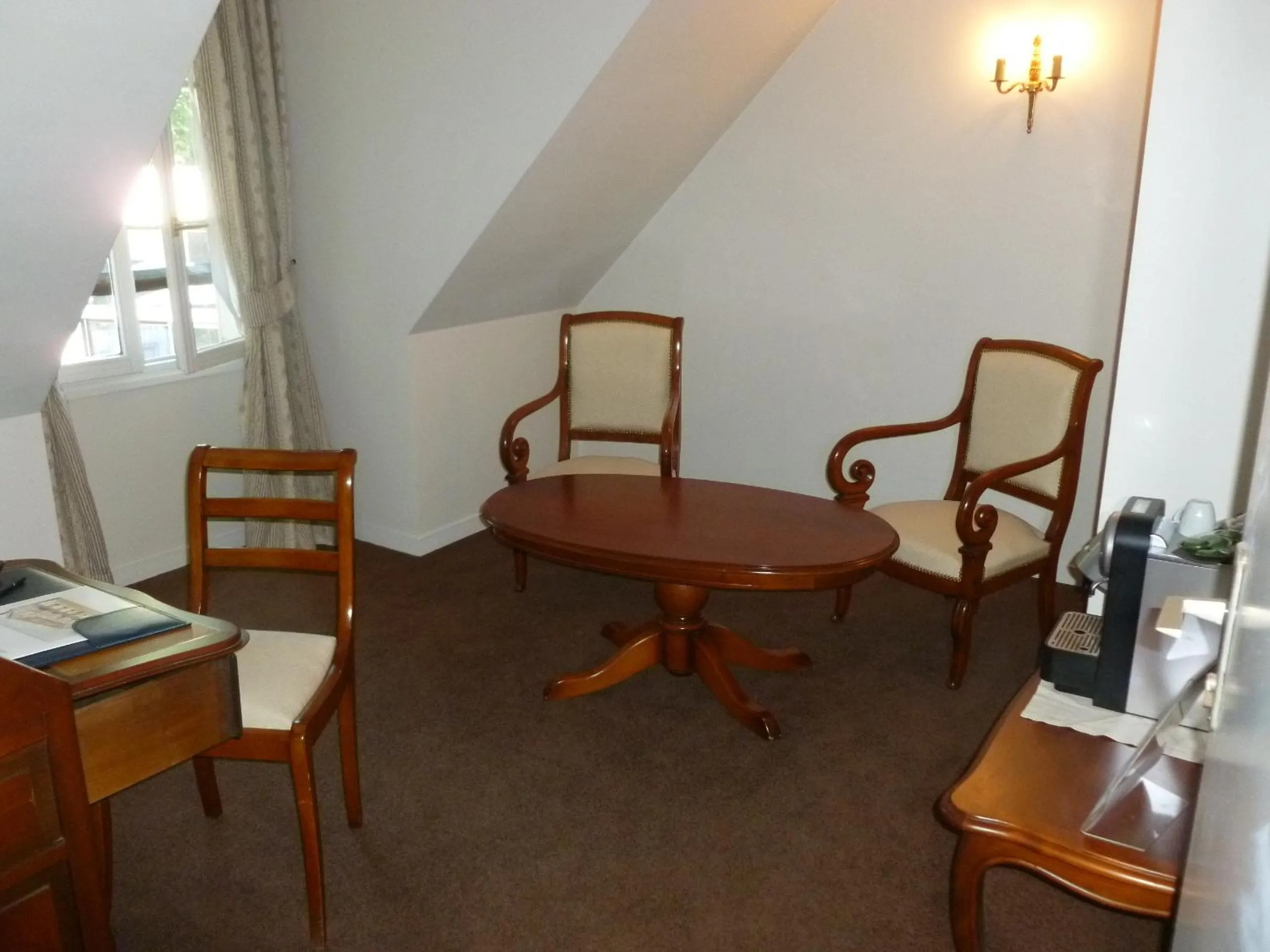 Seating area in Hostellerie Du Royal Lieu