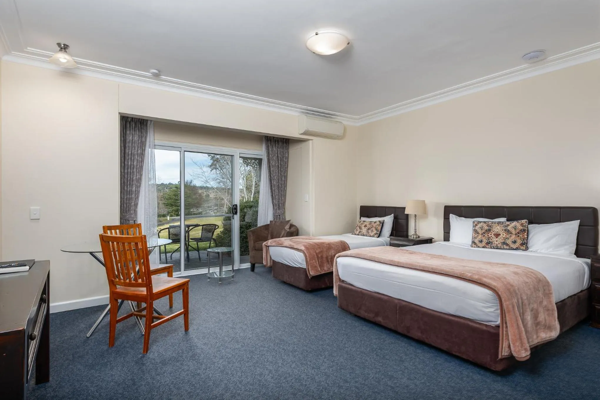 Seating area, Bed in Moore Park Inn