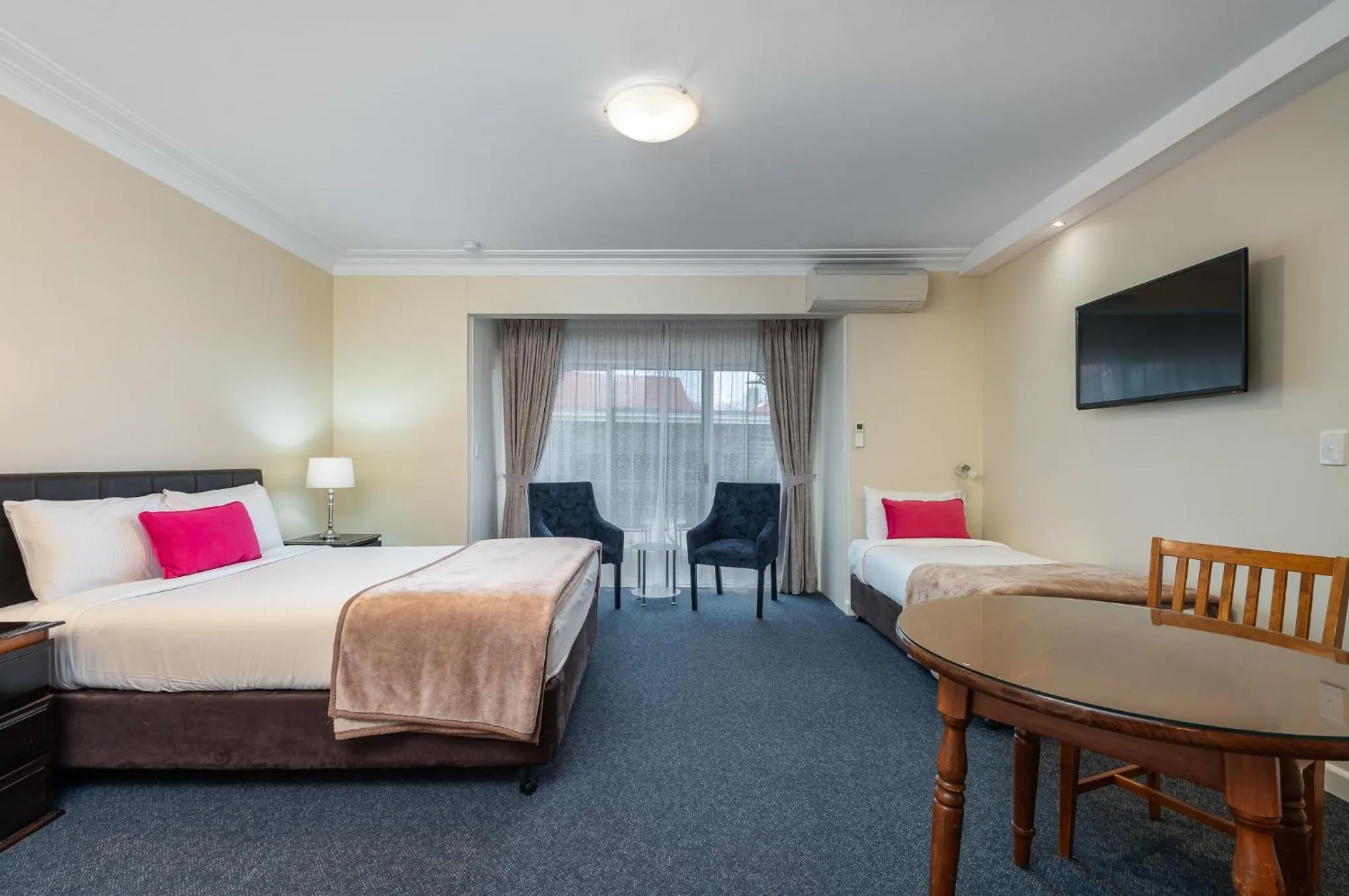 Bedroom, Bed in Moore Park Inn