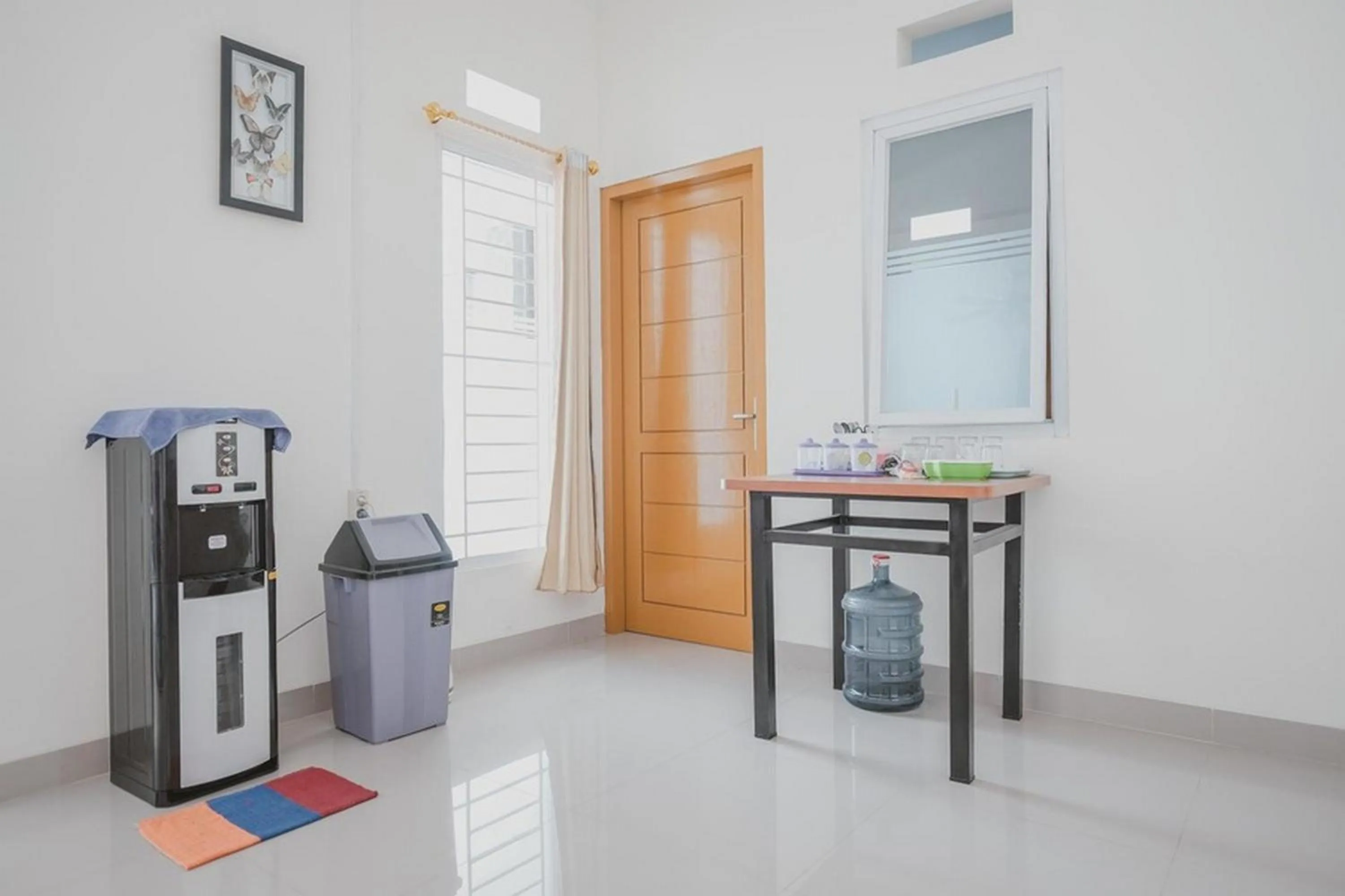 Communal kitchen in RedDoorz Syariah near Pahoman Lampung