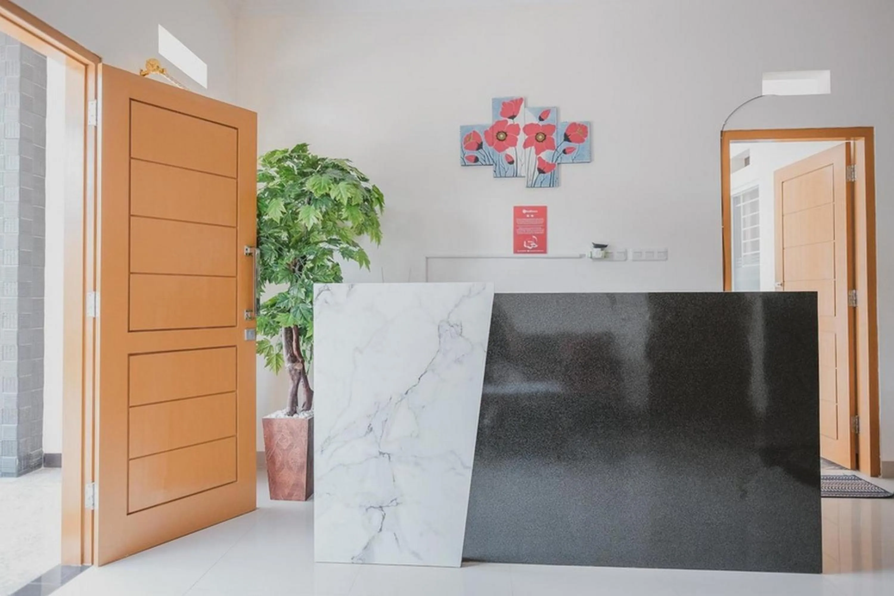 Lobby or reception in RedDoorz Syariah near Pahoman Lampung