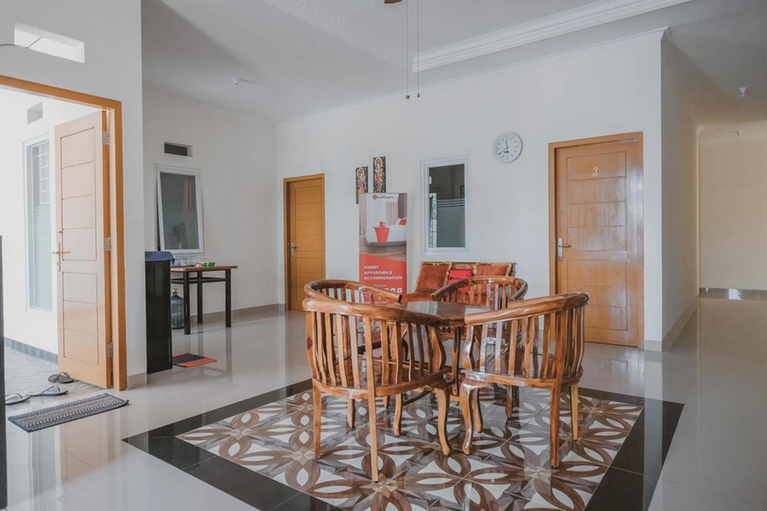 Living room in RedDoorz Syariah near Pahoman Lampung