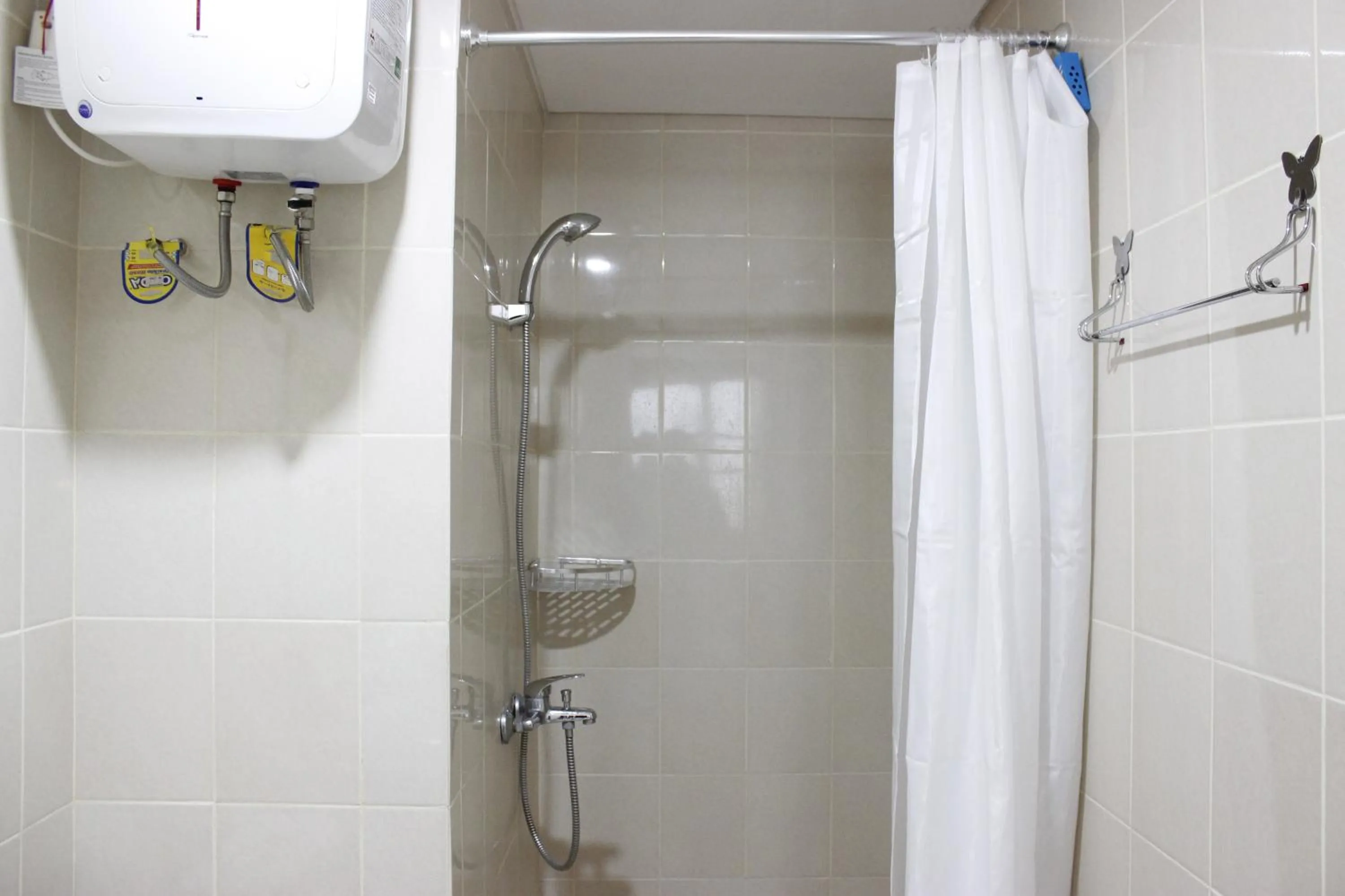 Bathroom in Quiet 2BR Apartment @ Parahyangan Residence Apartement with Mountain View By Travelio