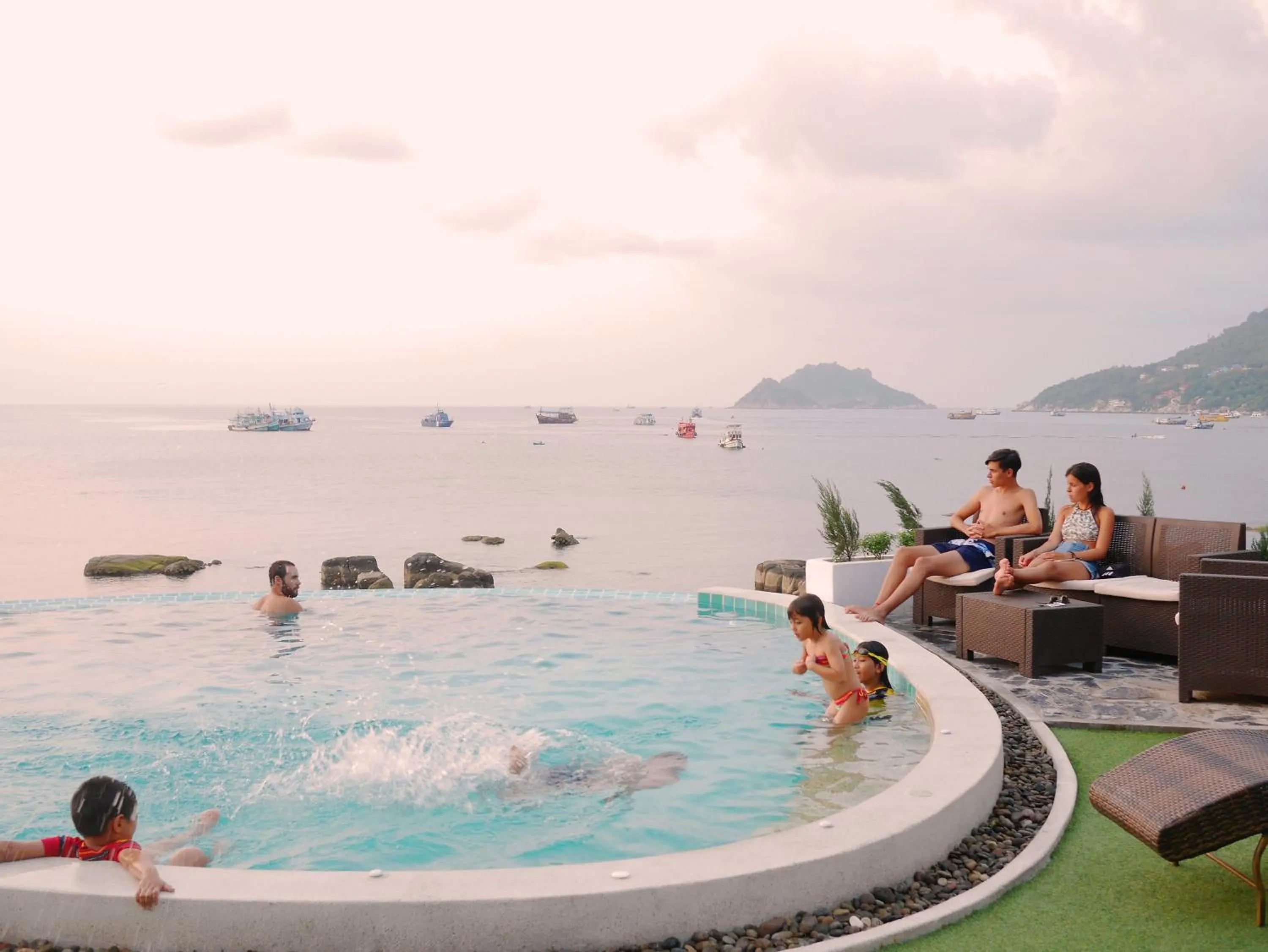 People in DD Hut Koh Tao