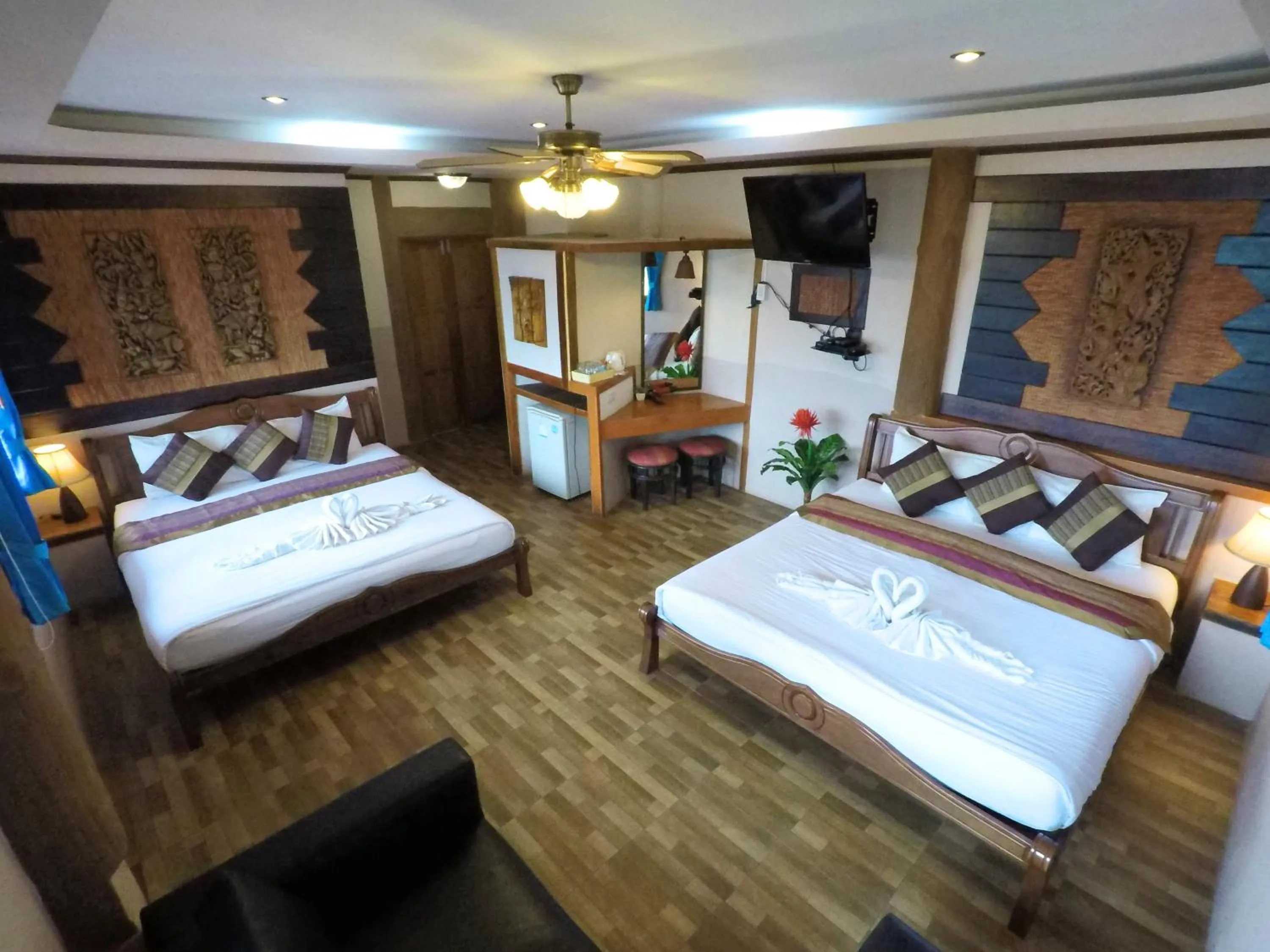 Photo of the whole room, Bed in DD Hut Koh Tao