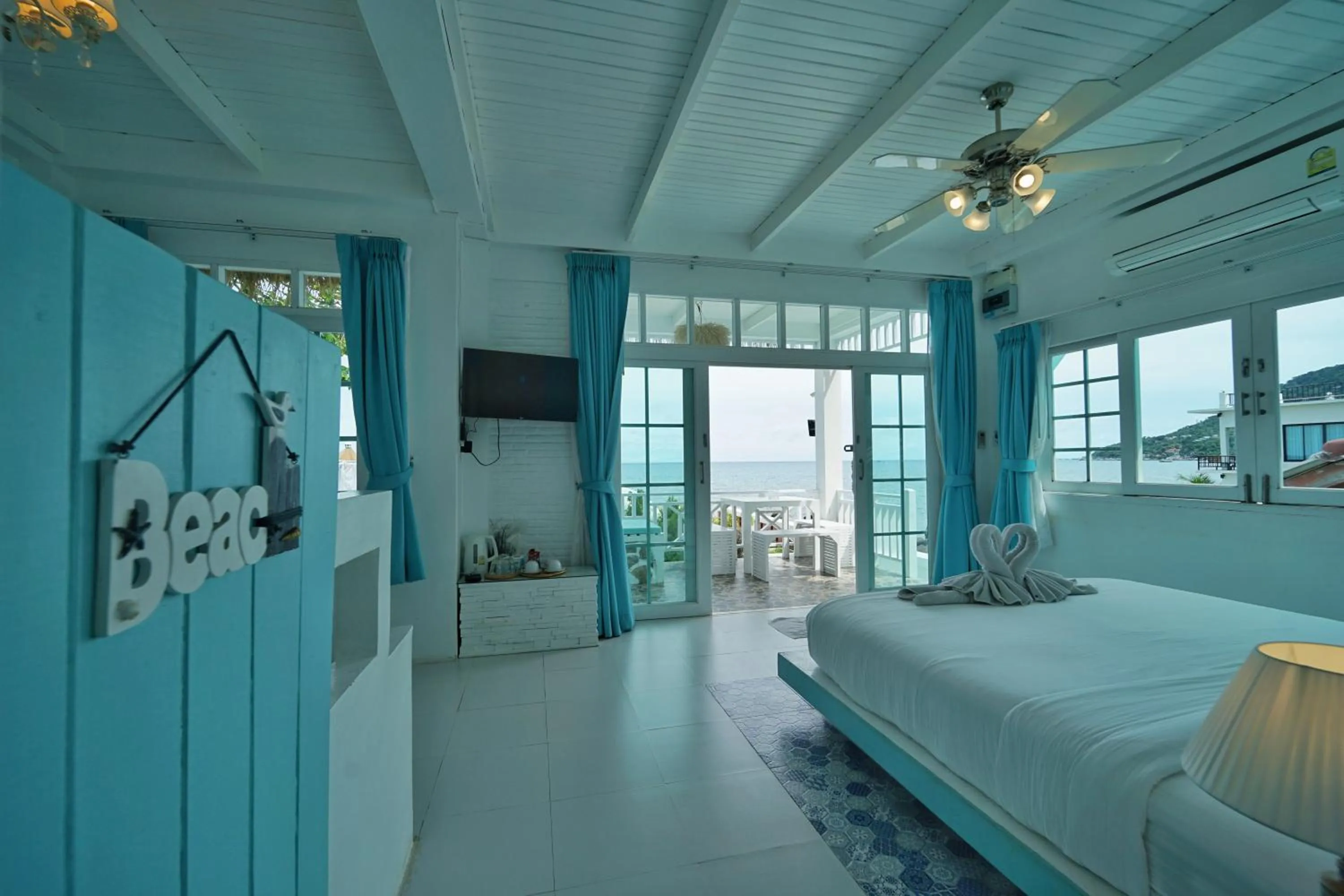 Photo of the whole room, Bed in DD Hut Koh Tao