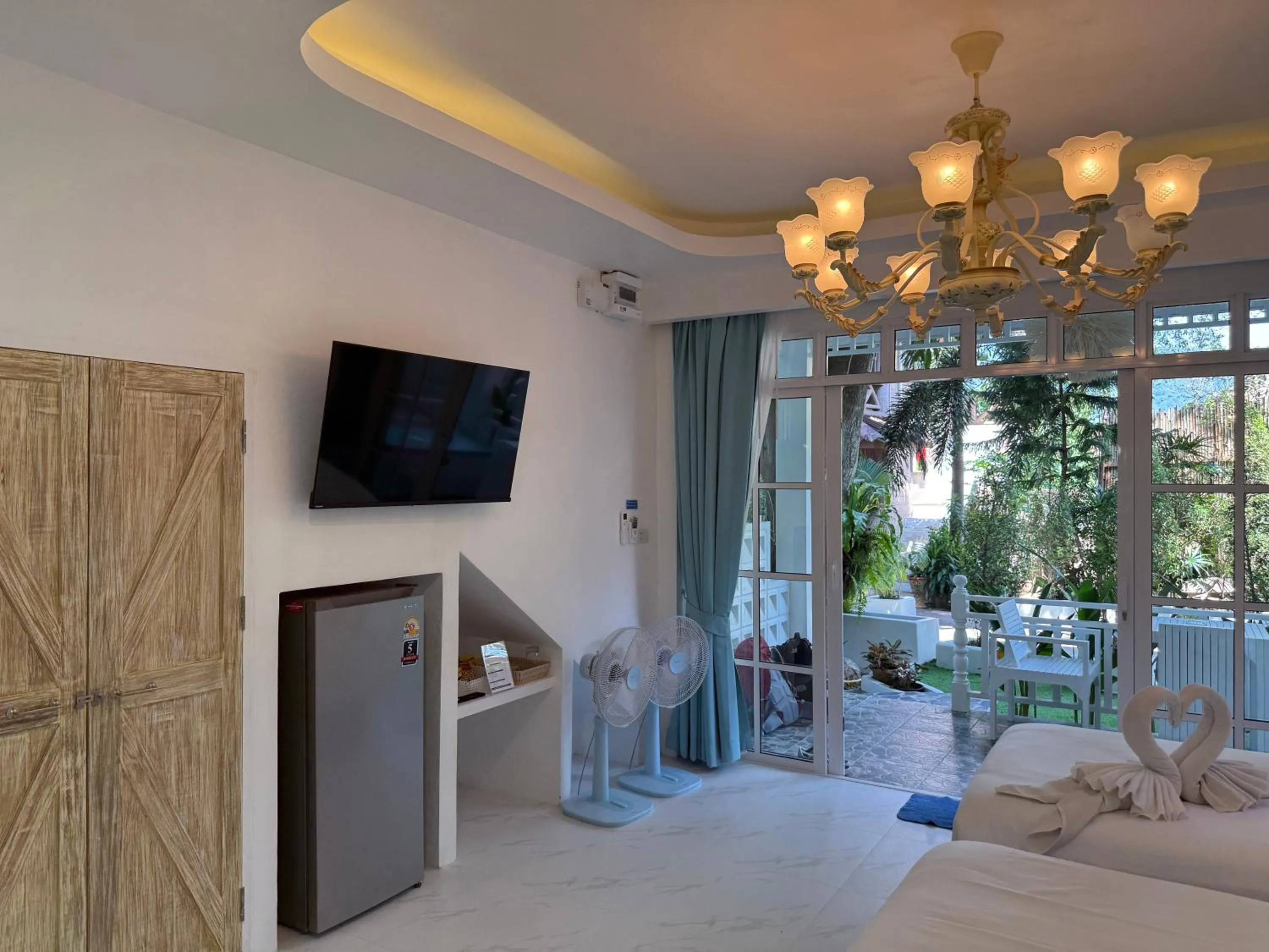 Photo of the whole room, Bed in DD Hut Koh Tao