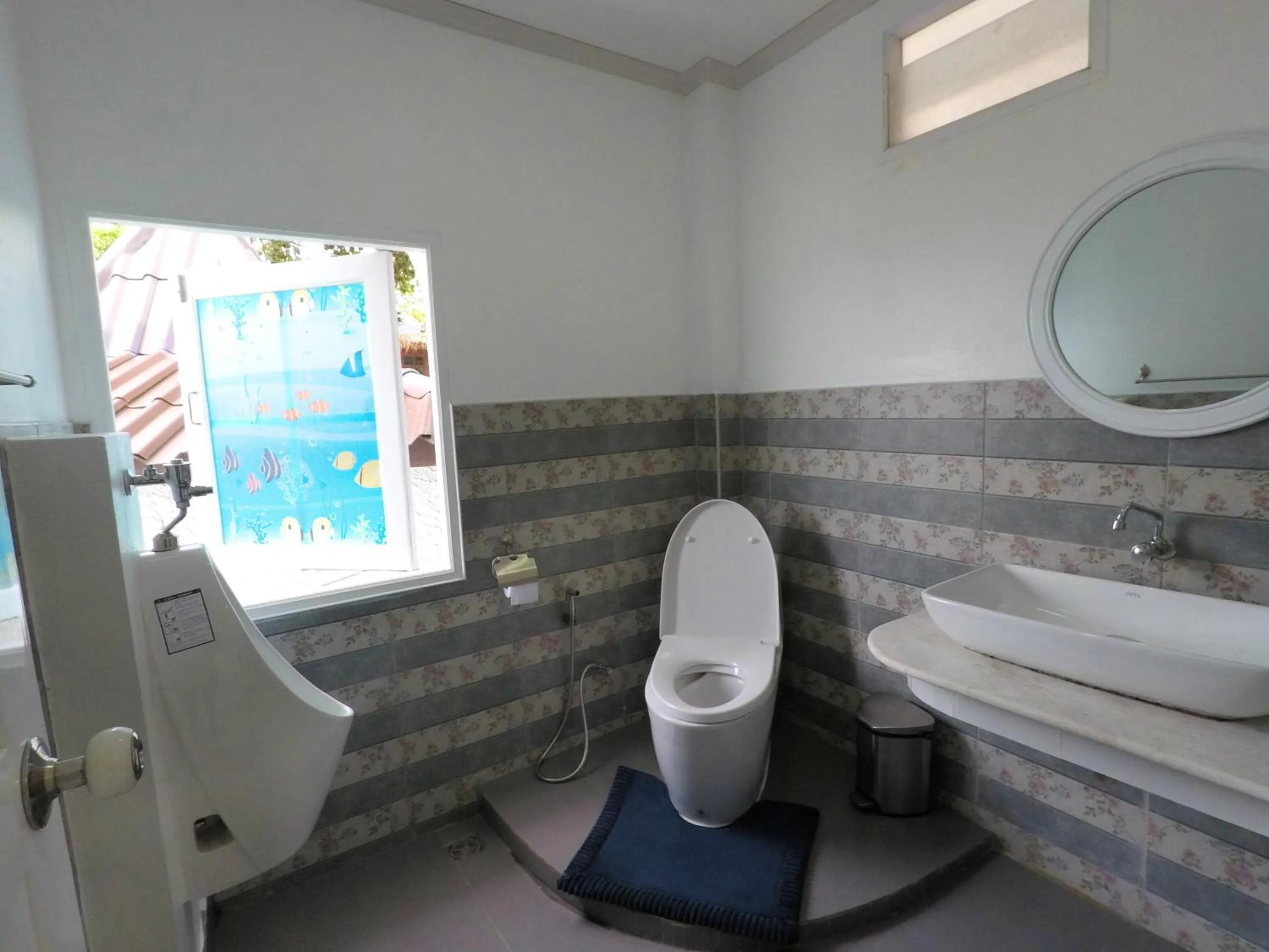 Toilet in DD Hut Koh Tao