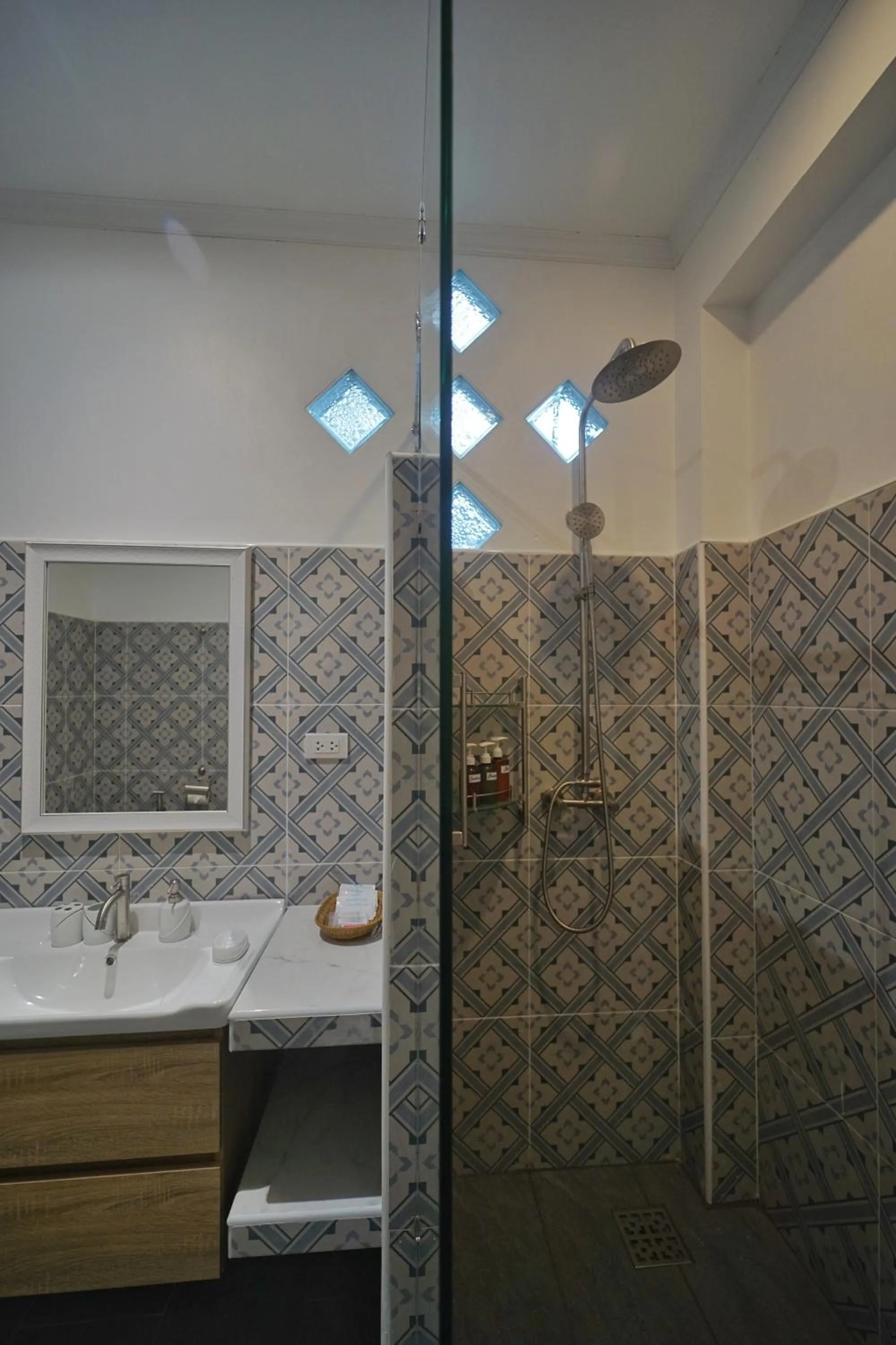 Shower in DD Hut Koh Tao