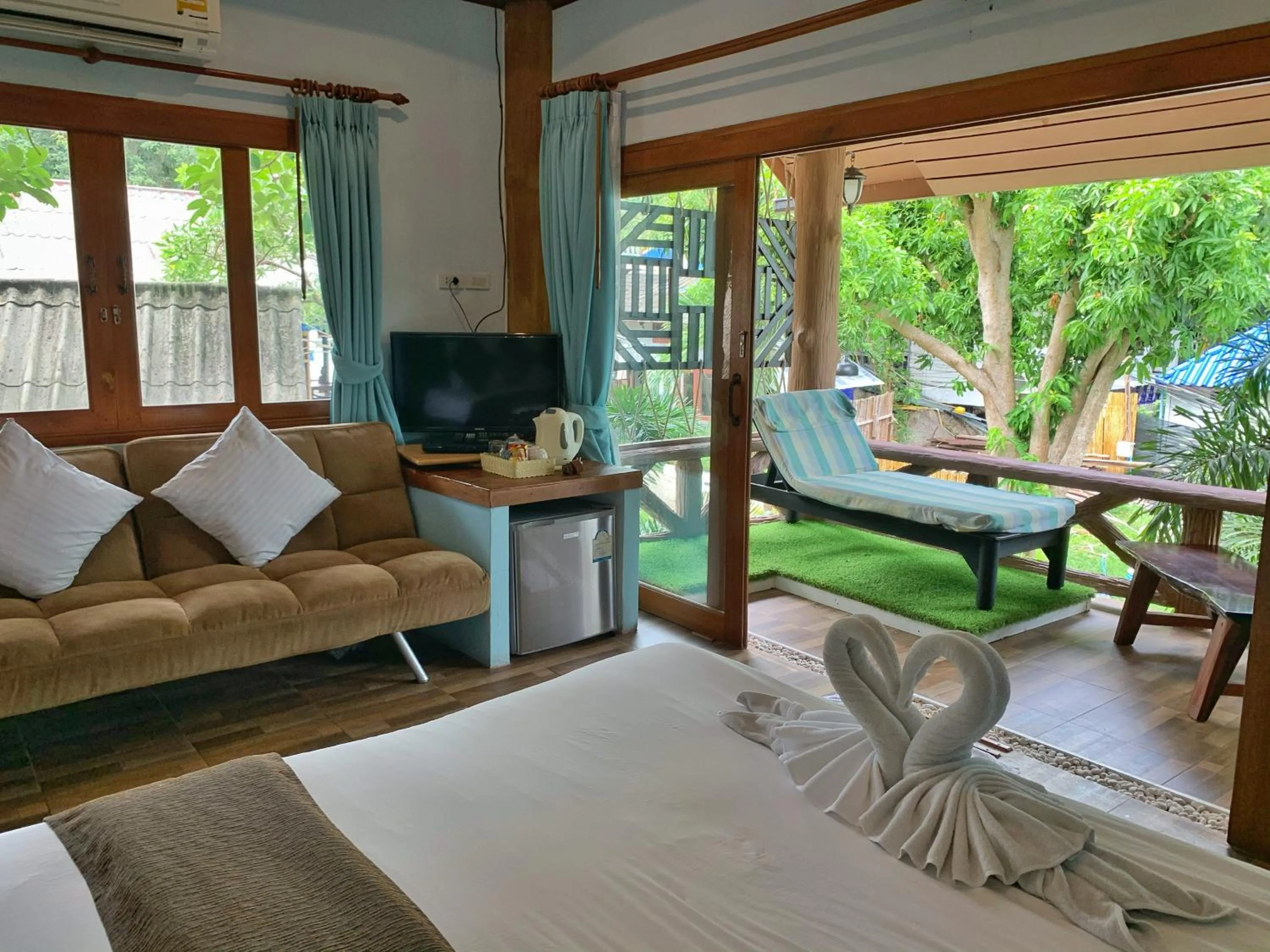 Photo of the whole room, Bed in DD Hut Koh Tao