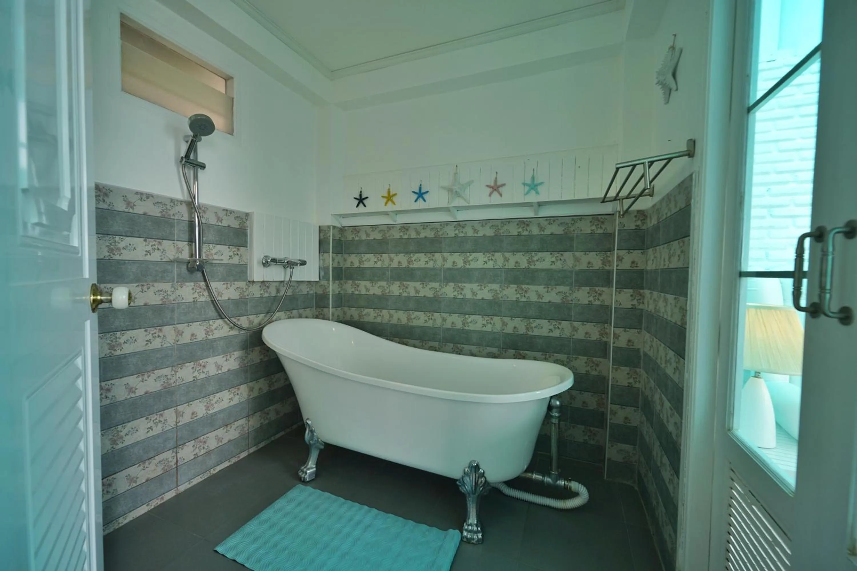 Bathroom in DD Hut Koh Tao