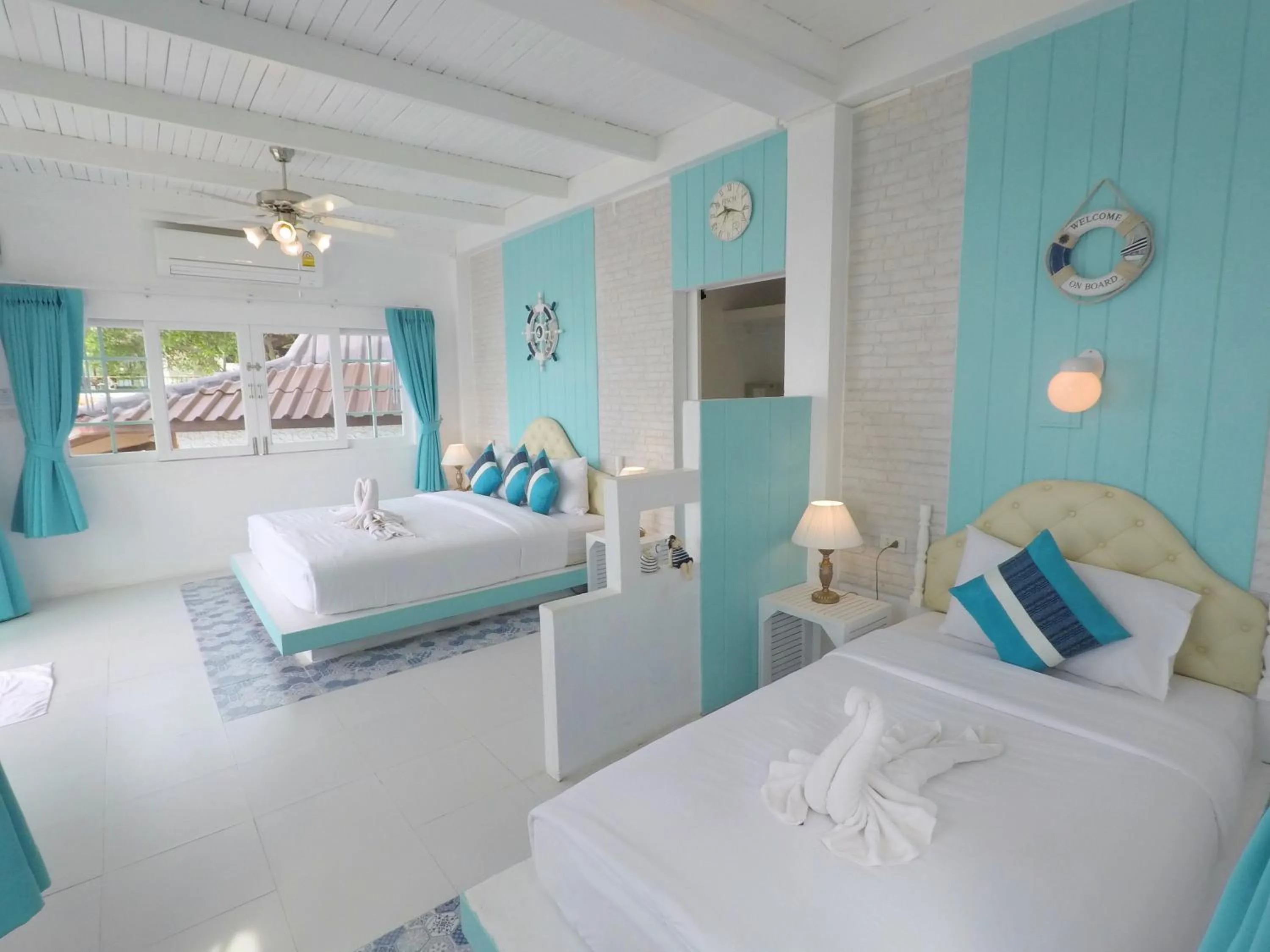 Photo of the whole room, Bed in DD Hut Koh Tao