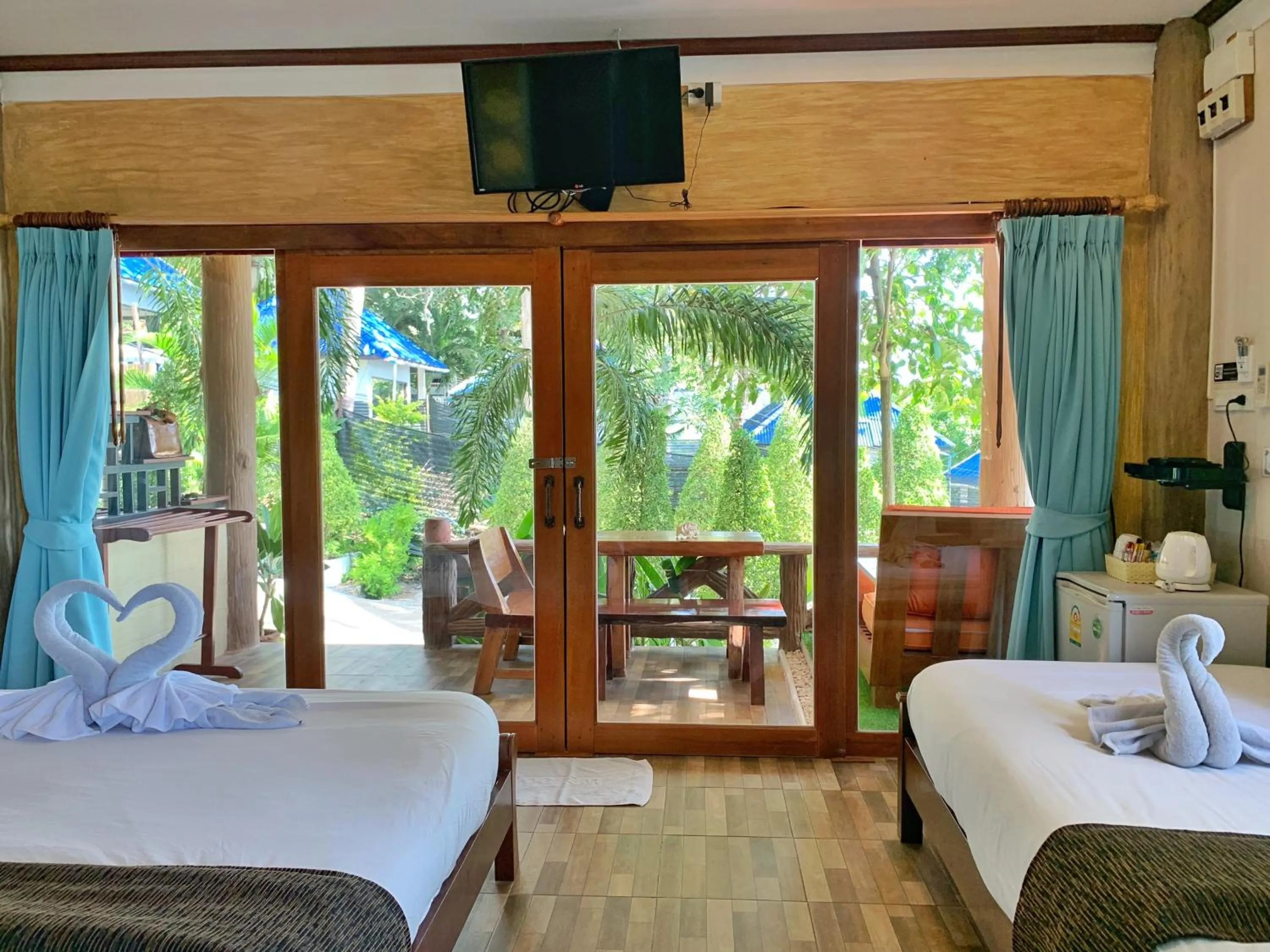 Photo of the whole room, Bed in DD Hut Koh Tao