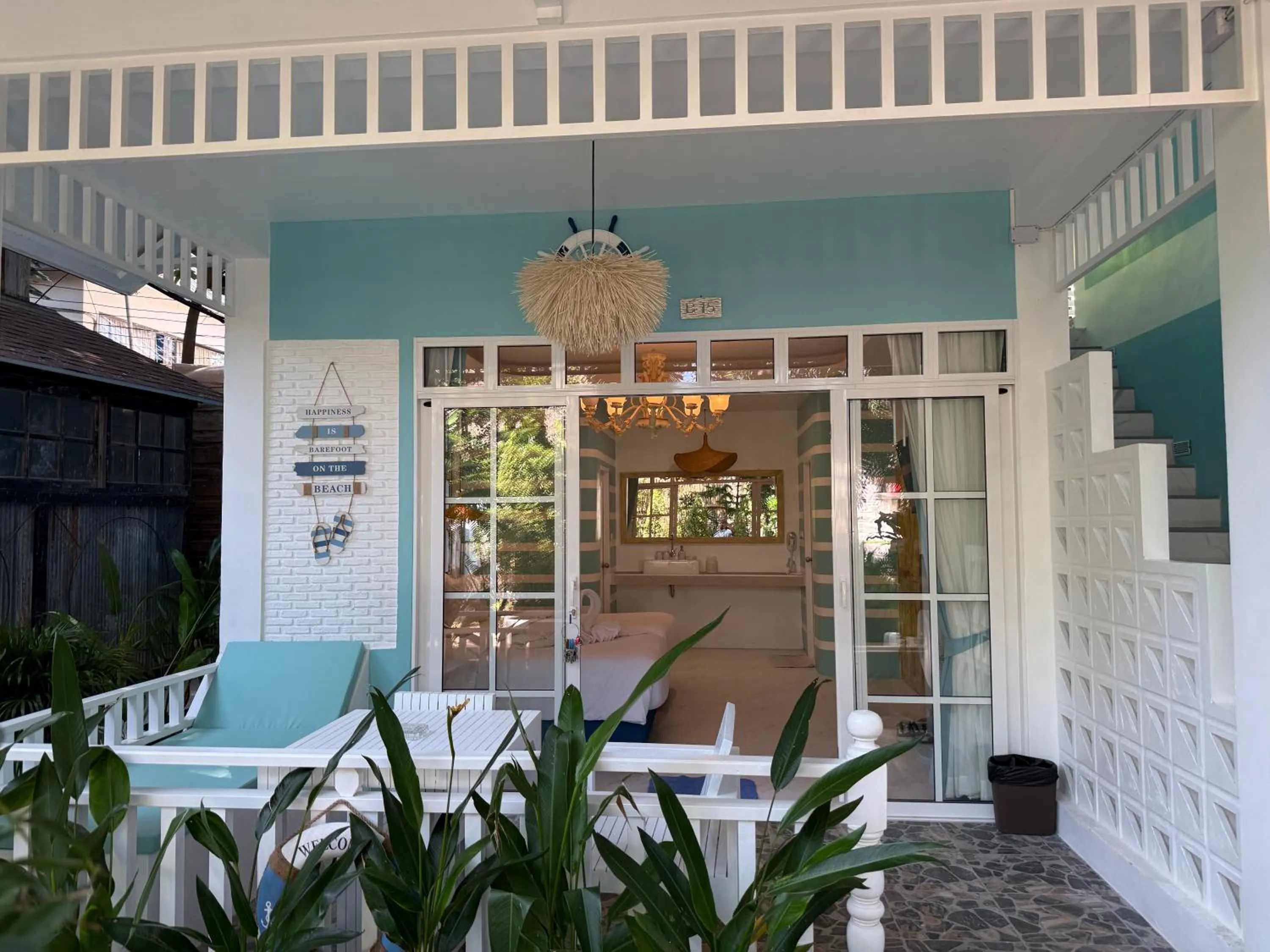 Facade/entrance in DD Hut Koh Tao