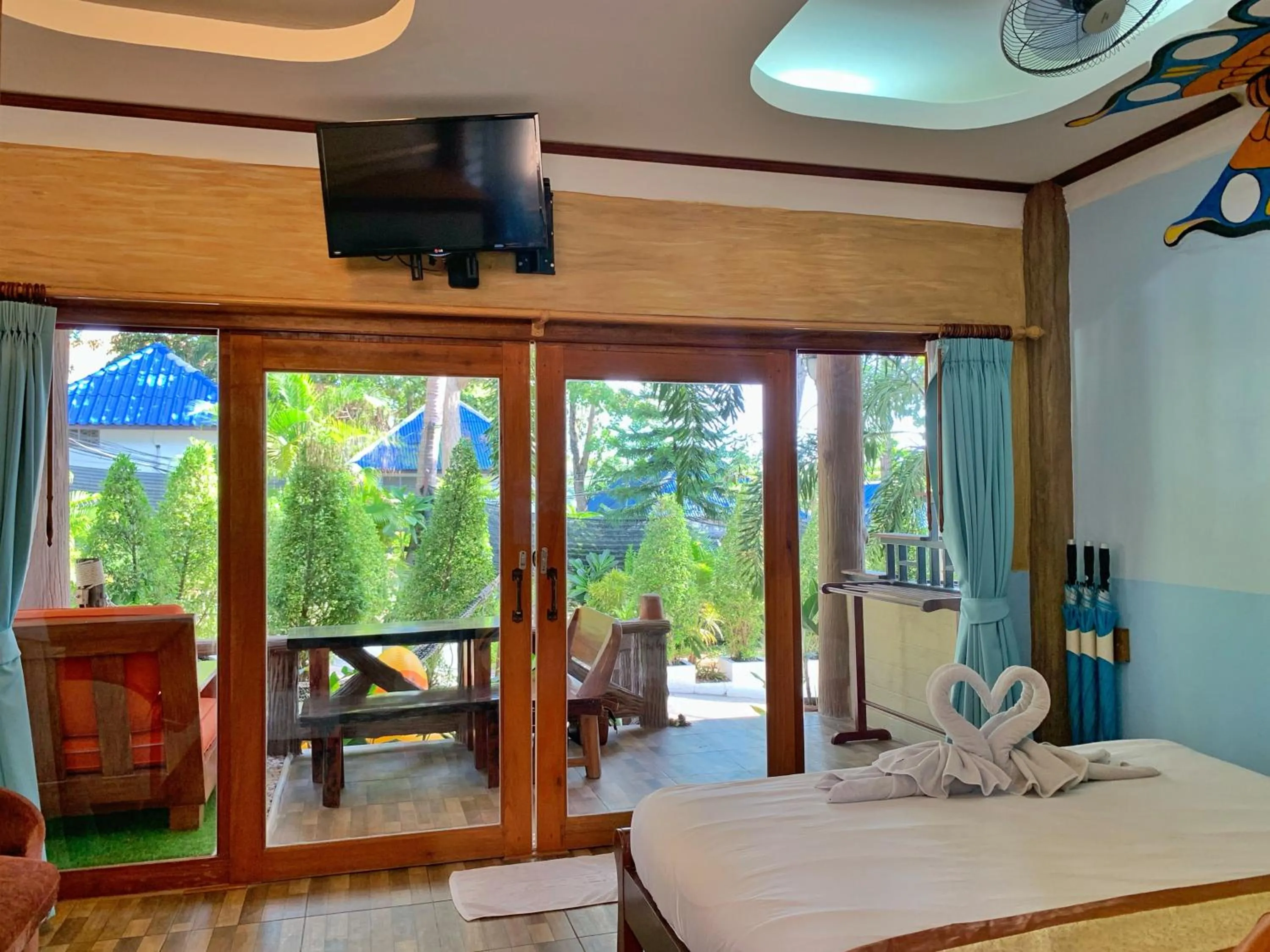 Photo of the whole room, Bed in DD Hut Koh Tao