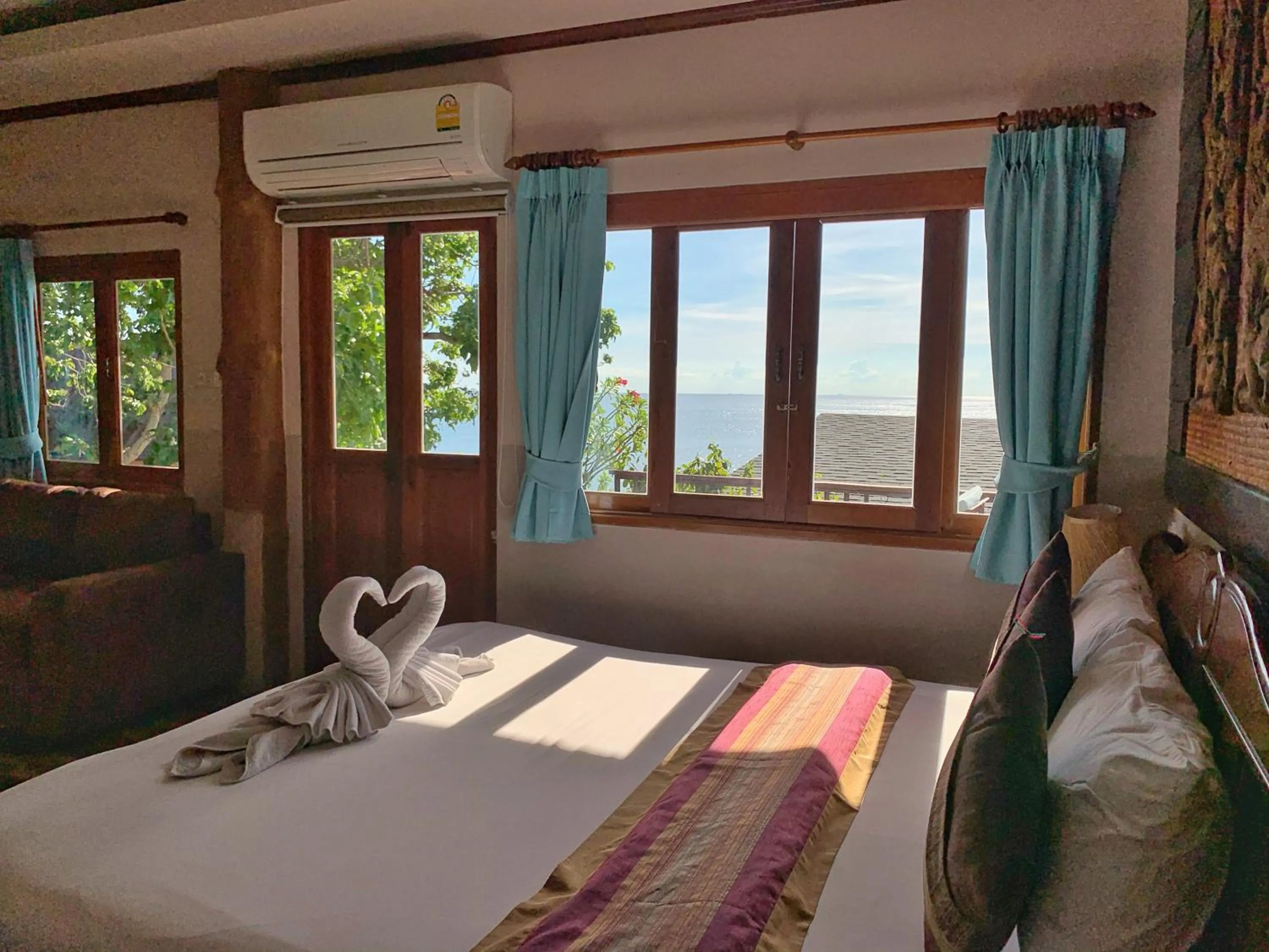 Photo of the whole room, Bed in DD Hut Koh Tao