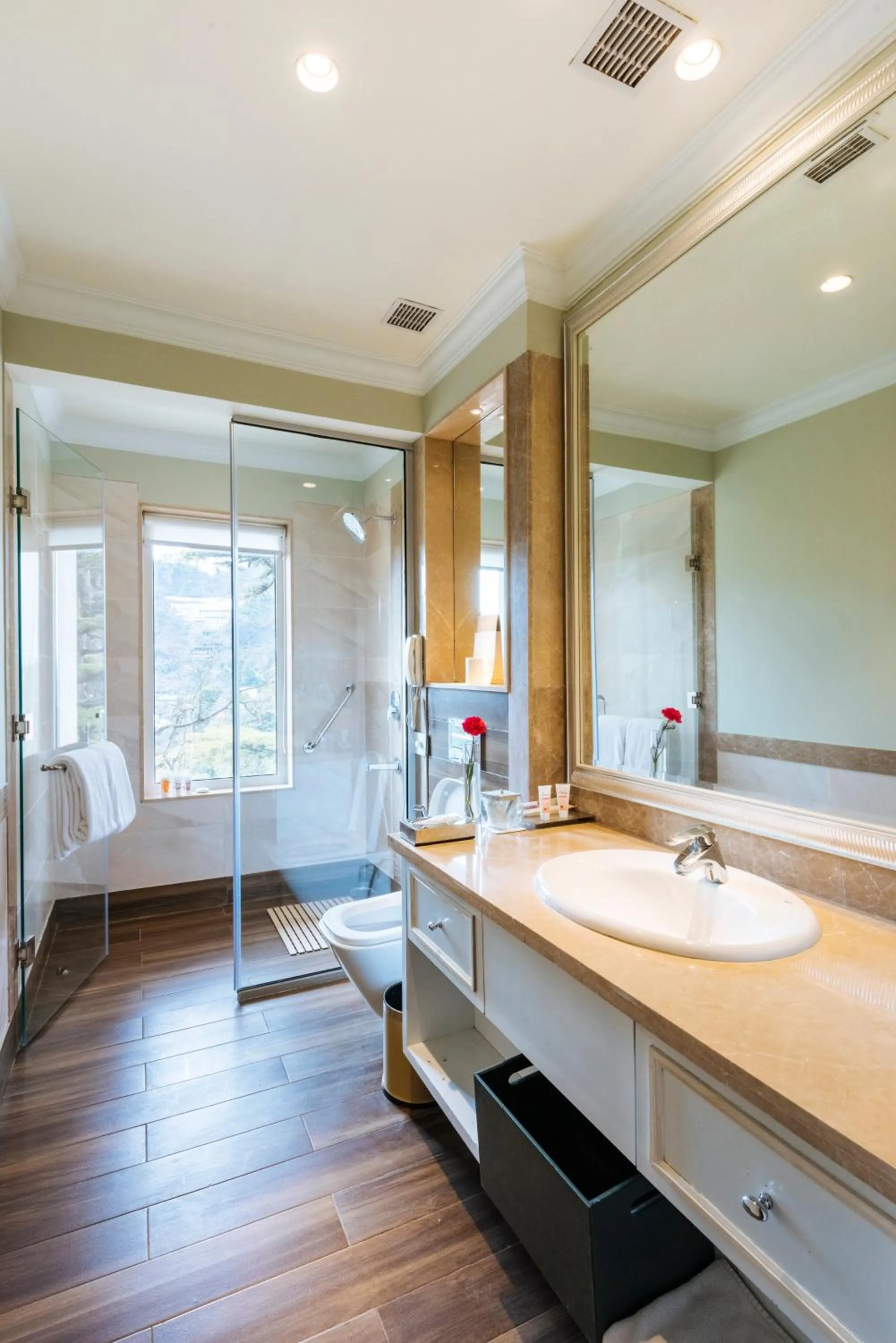 Bathroom, Bed in Welcomhotel by ITC Hotels, The Savoy, Mussoorie