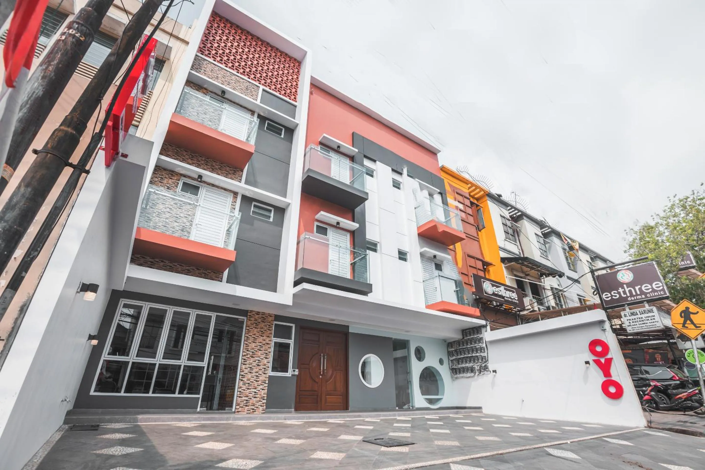 Facade/entrance in Super OYO 1487 Residence Khoe