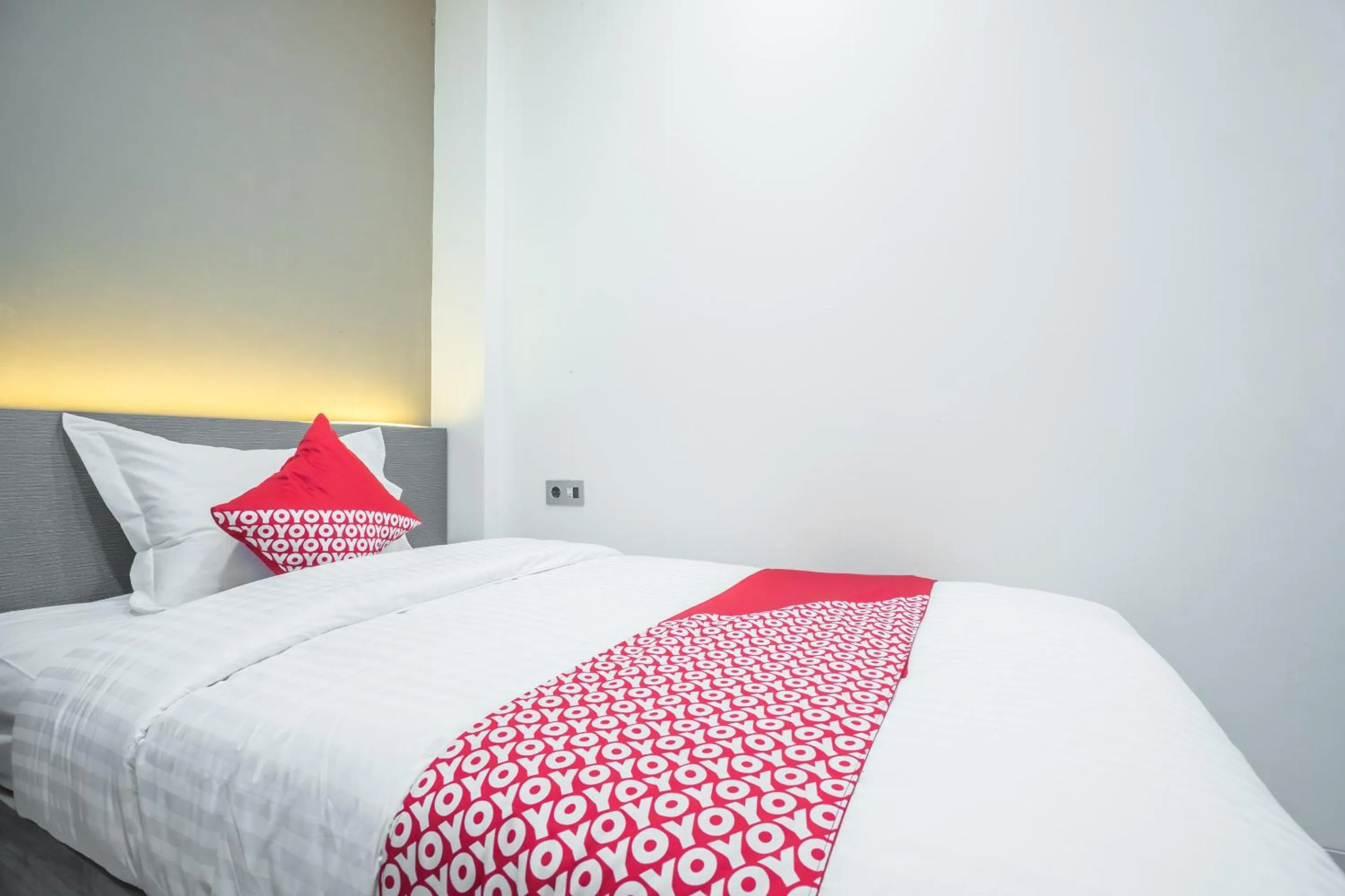 Photo of the whole room, Bed in Super OYO 1487 Residence Khoe