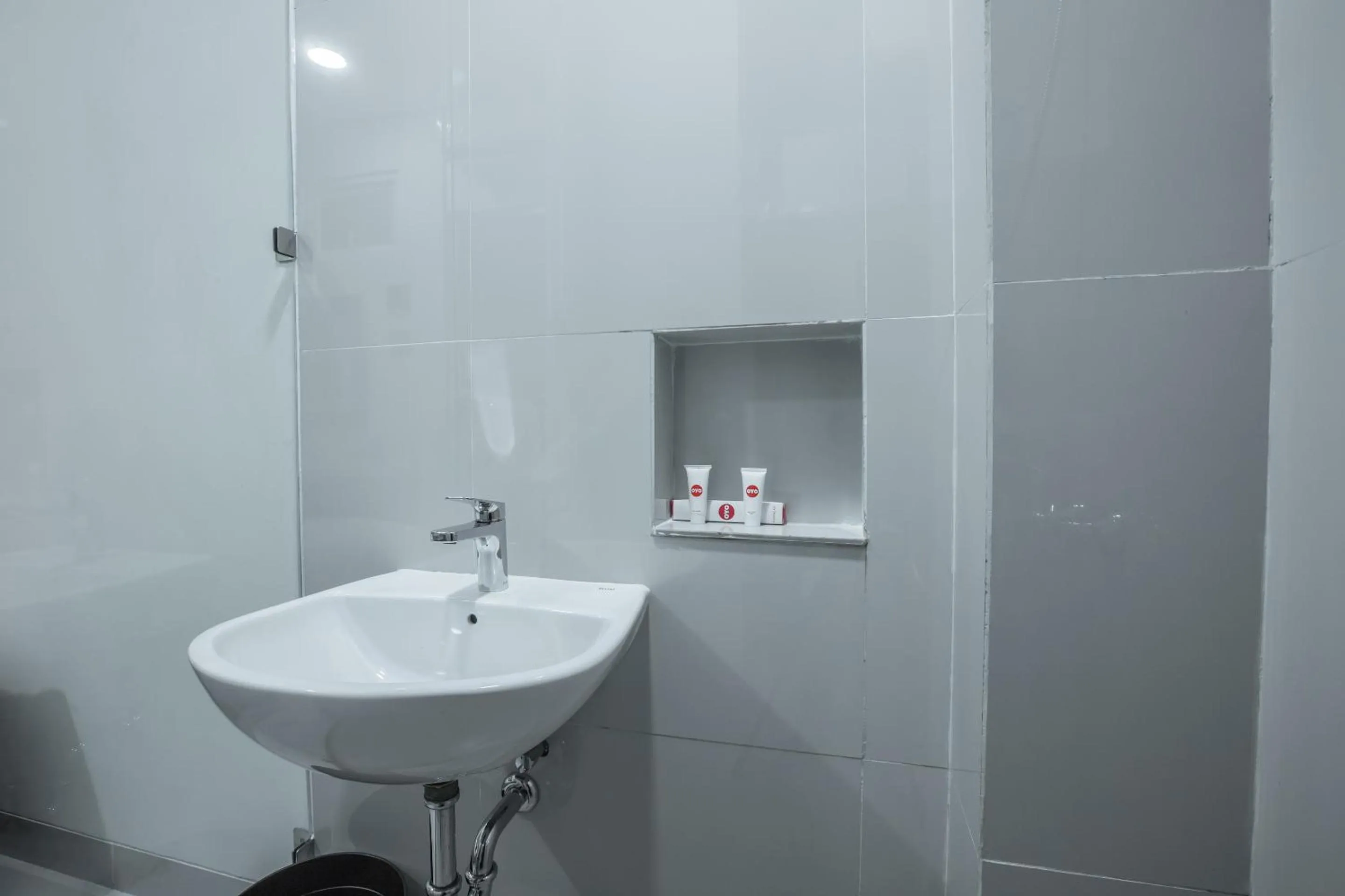 Bathroom in Super OYO 1487 Residence Khoe