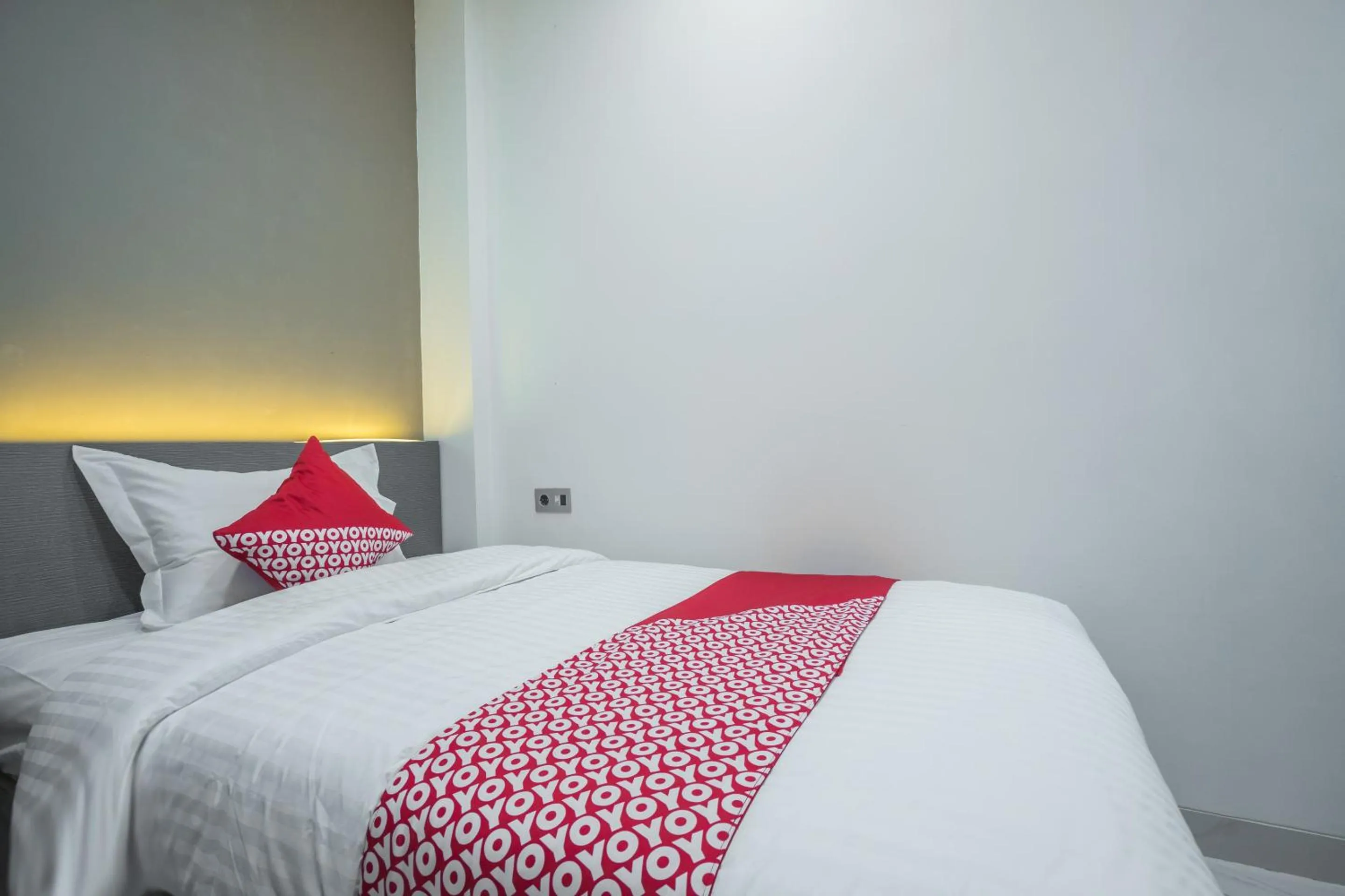 Photo of the whole room, Bed in Super OYO 1487 Residence Khoe