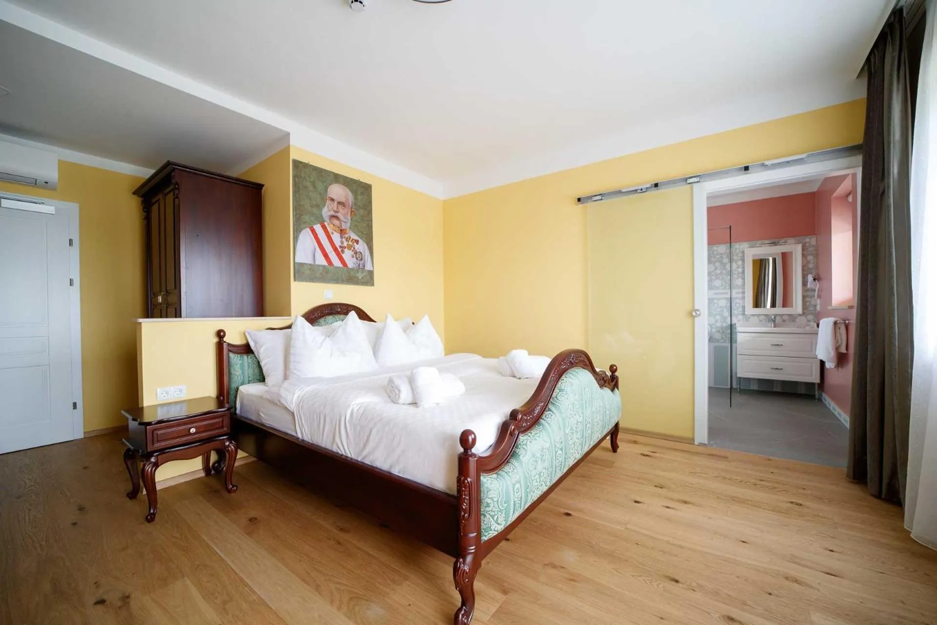 Bed in VULKAN Residenz Hotel I Self Check-in