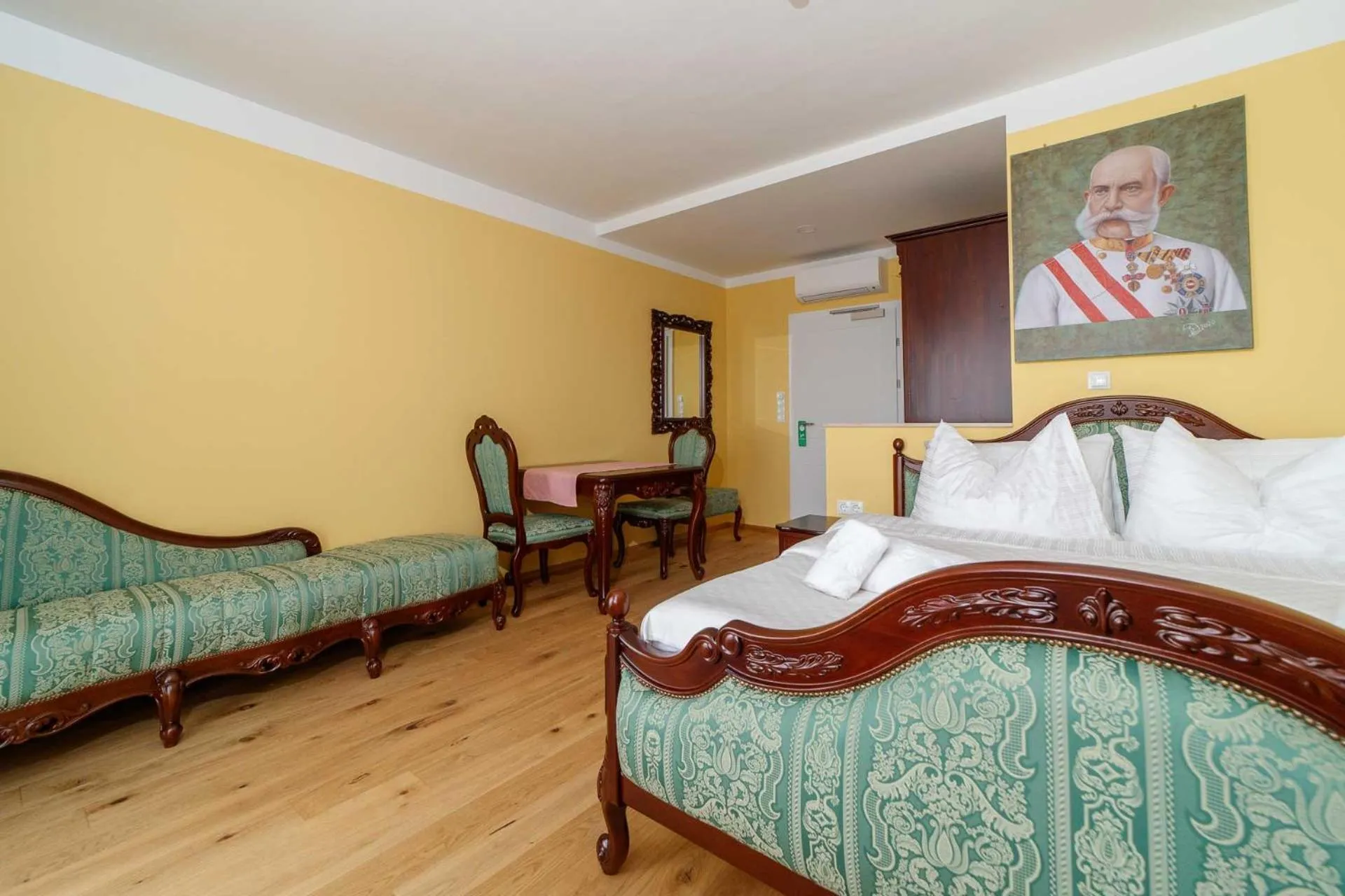 Bed in VULKAN Residenz Hotel I Self Check-in